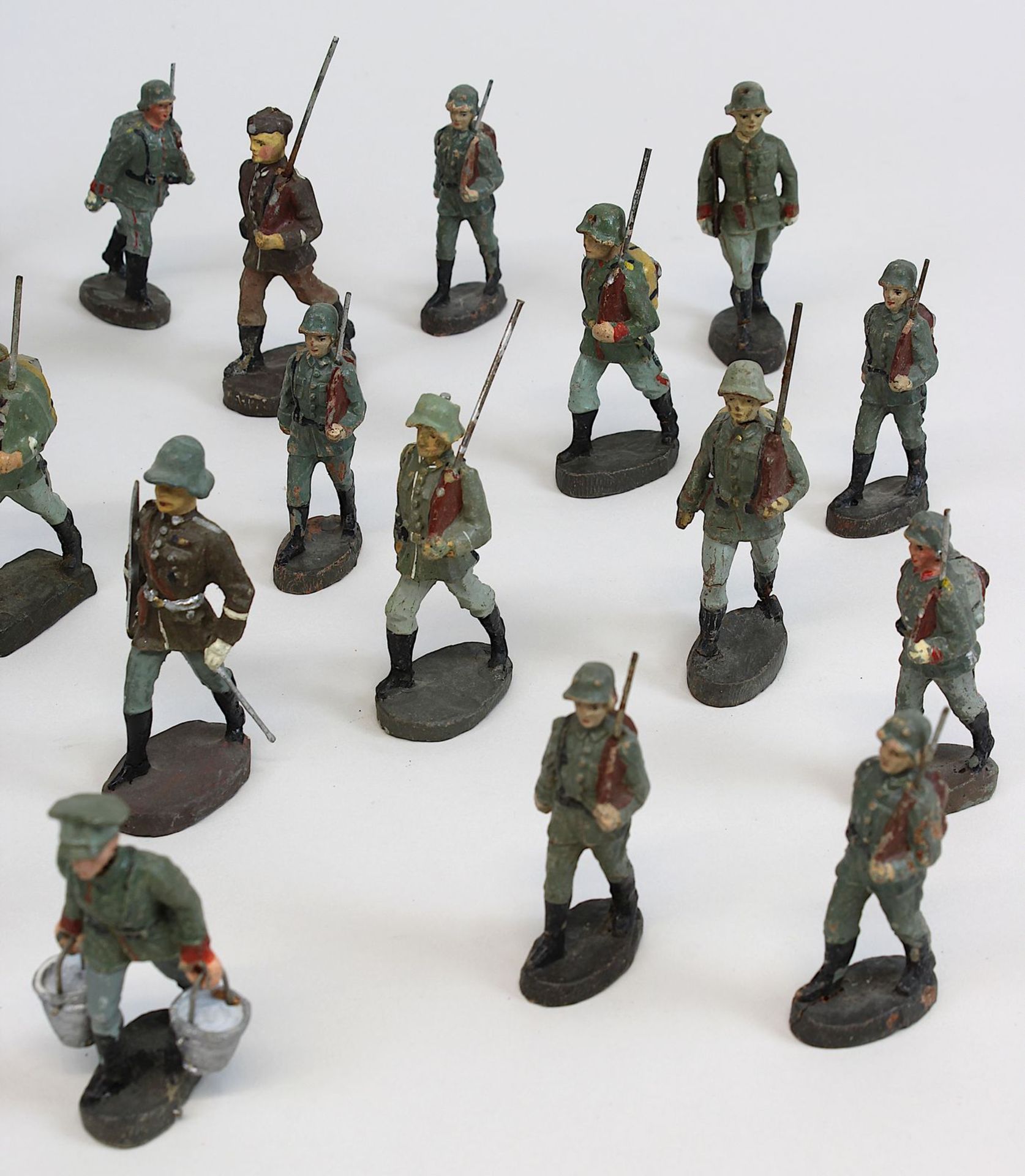 Konvolut Soldatenfiguren aus Elastolin und Lineol, Deutsches Reich 1933-45, 30 Figuren, einzelne - Image 4 of 4