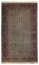 Moud-Teppich, Persien 2. H. 20. Jh., heller Fond, mehrfache Bordüre, insgesamt durchzogen von Blatt-