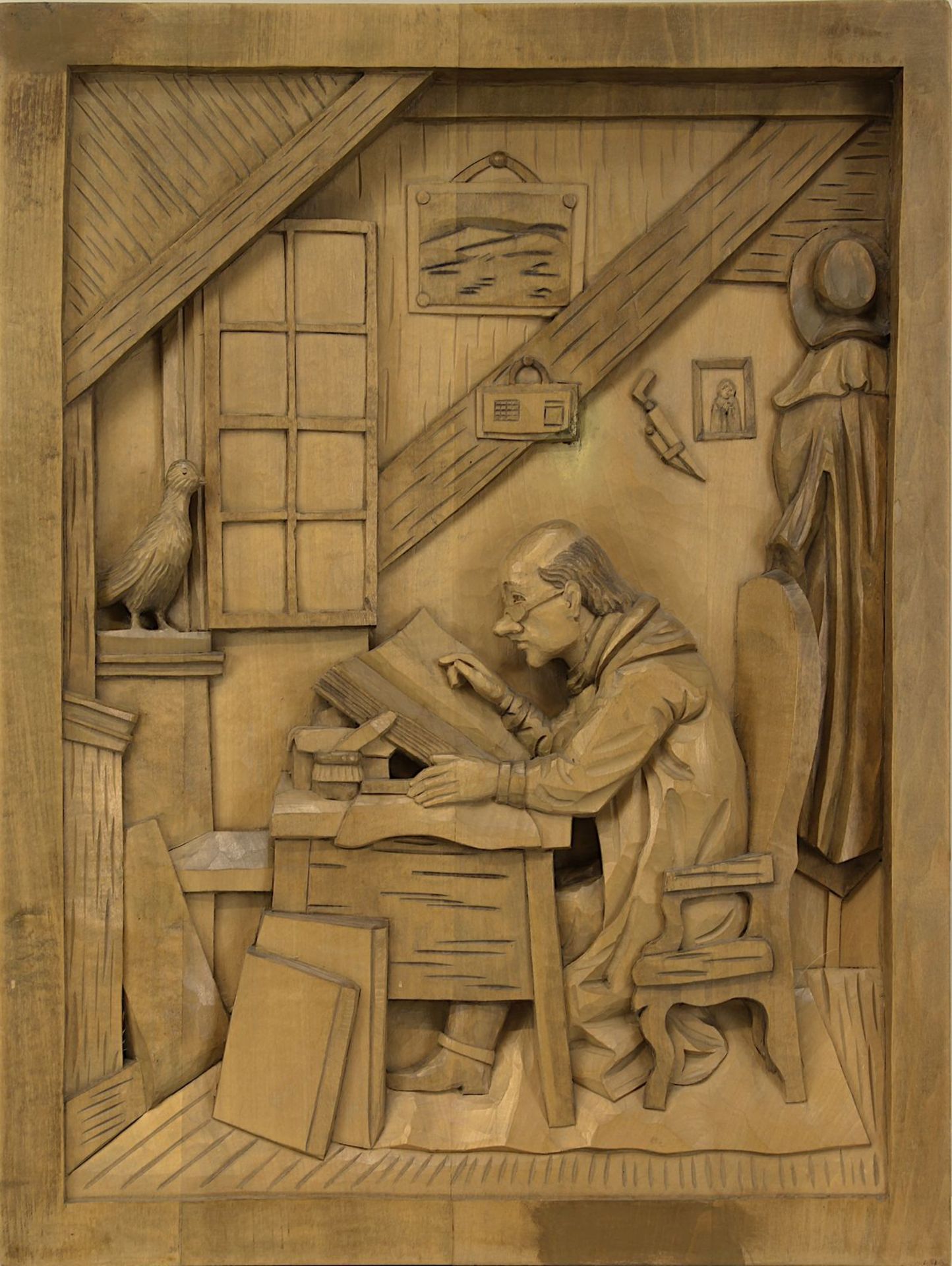 Holzrelief, Lesender am Schreibtisch bei geöffnetem Fenster, in Anlehnung an Spitzweg,