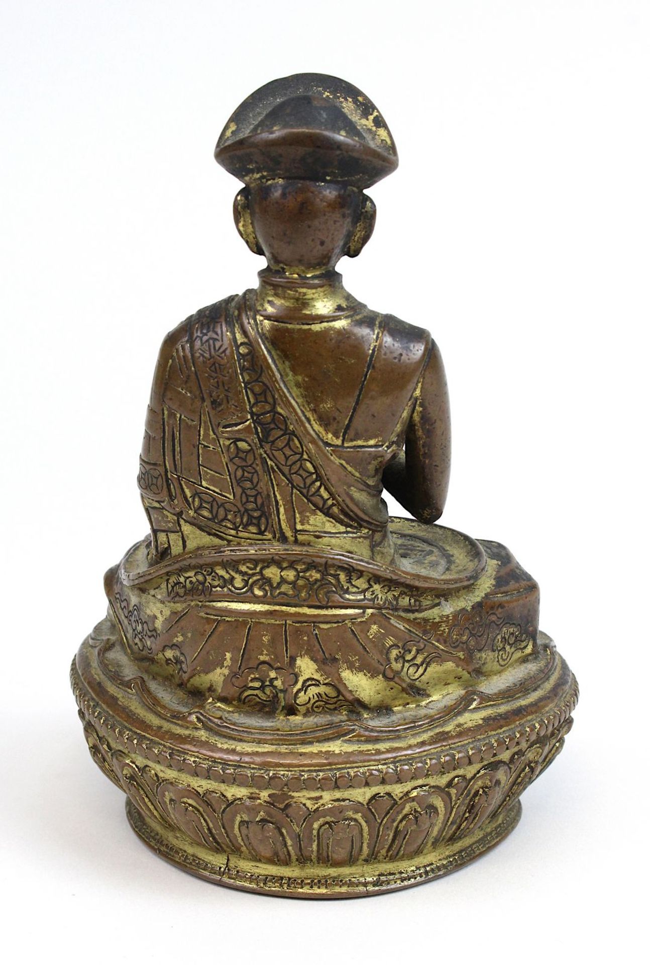Lama aus Bronze, Himalaya 17 Jh., nach Vorbild eines Heiligen aus dem 11 Jh., Bronze mit Resten - Image 3 of 5