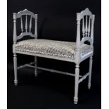 Sitzbank im Louis XV Stil, 20. Jh., Holz grau gefasst, gedrechselt u. beschnitzt, auf vier nach