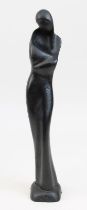 Künstler 20. Jh., stehende schlanke Frauenfigur mit verschränkten Armen, Gusseisen, schwarz