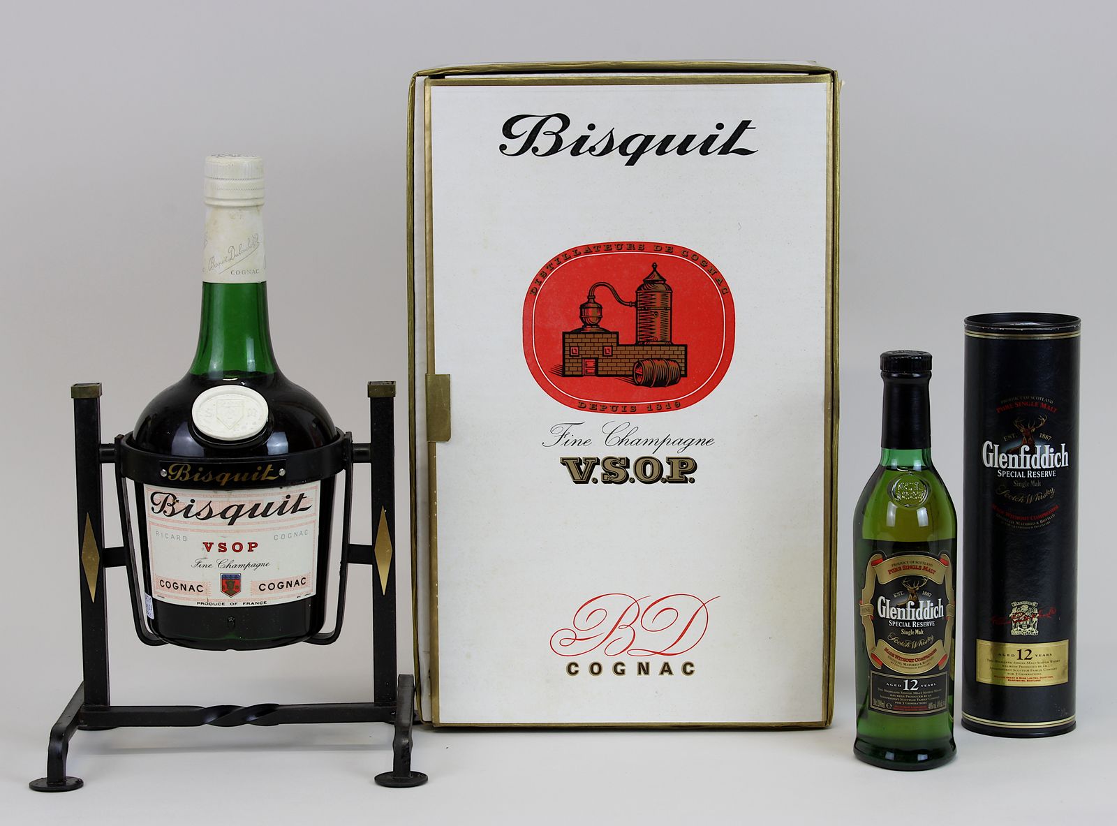 Eine Flasche Cognac Bisquit, VSOP, Fine Champagne, Bisquit Dubouché & Co., in der Flaschenform Pinte