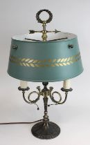 Bouillotte Tischlampe, Mitte 20. Jh., im Empirestil, Messingguss mit drei Brennstellen, Schirm
