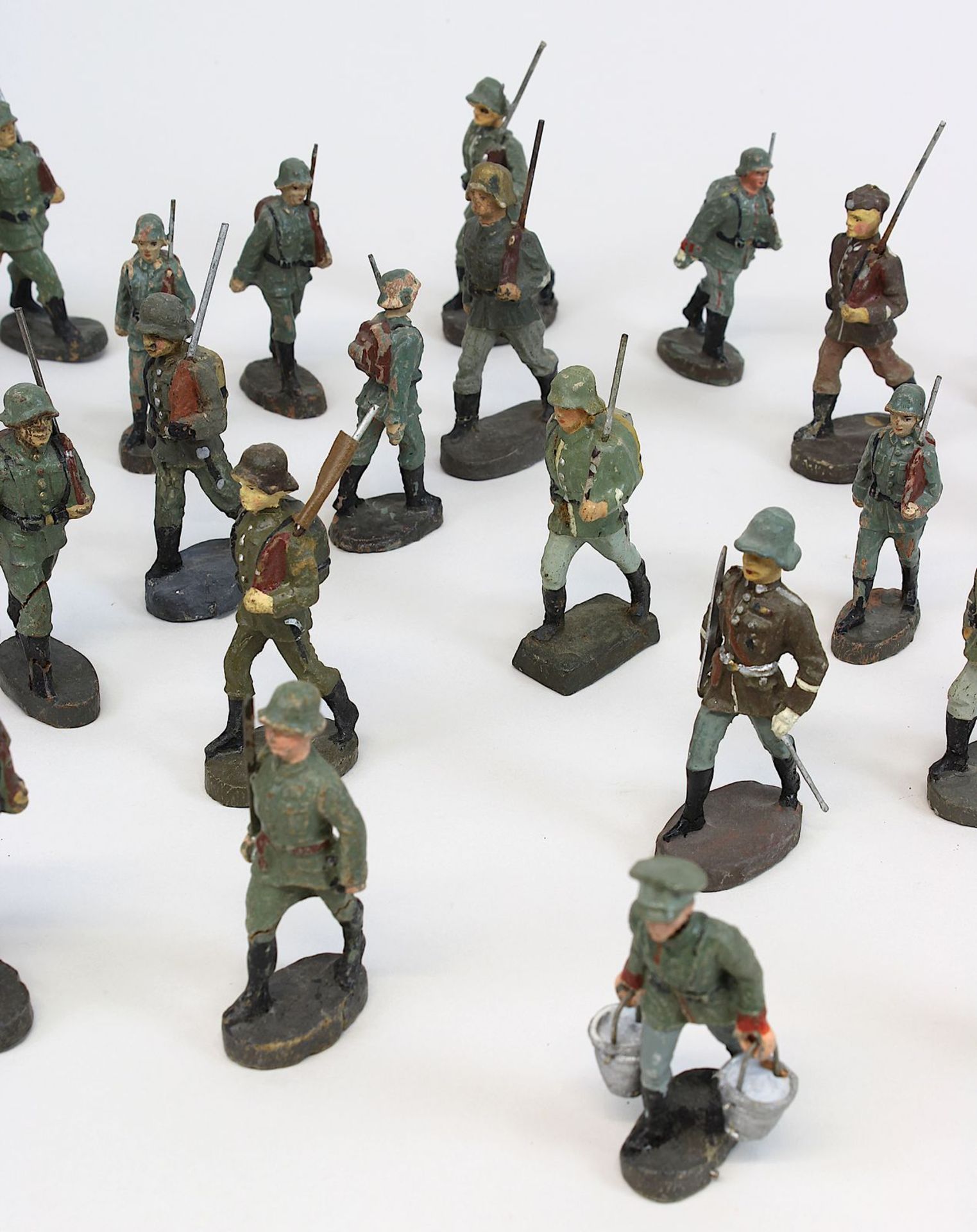 Konvolut Soldatenfiguren aus Elastolin und Lineol, Deutsches Reich 1933-45, 30 Figuren, einzelne - Image 3 of 4