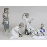 Vier Kinderfiguren, Porzellan, 2. H. 20. Jh., ein auf dem Boden knieendes, nach Schuhe greifendes