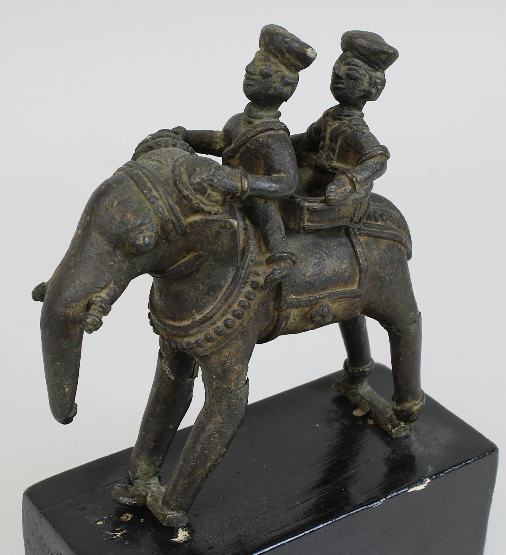 Elefanten-Figur mit 2 Reitern, Rajasthan/Indien, Bronze in der verlorenen Form gegossen, schöne - Bild 2 aus 2