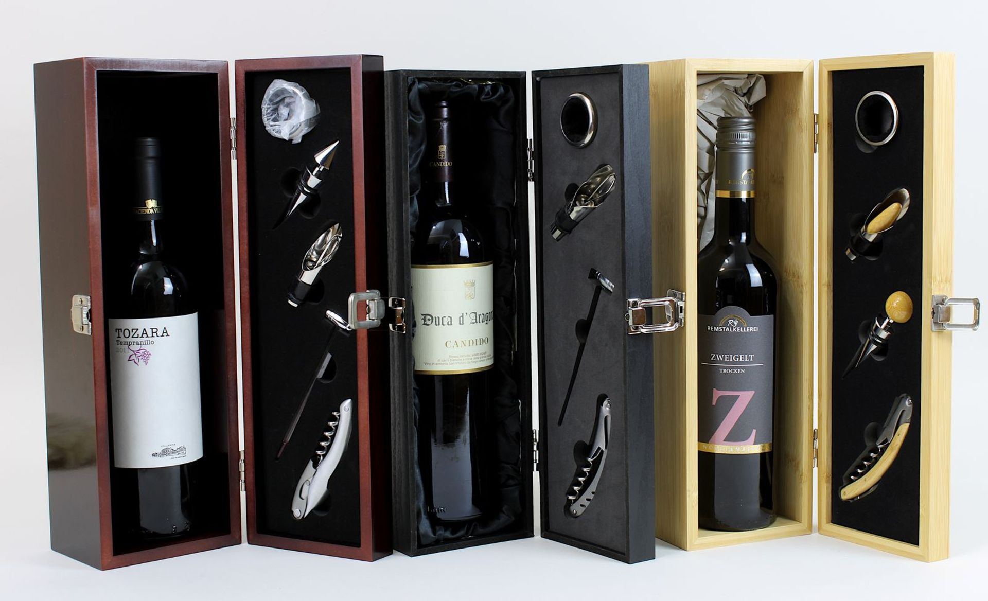 Drei Flaschen Wein, jeweils im Weinset: eine Flasche 2003er Duca d´Aragona, Candido, Sandonaci