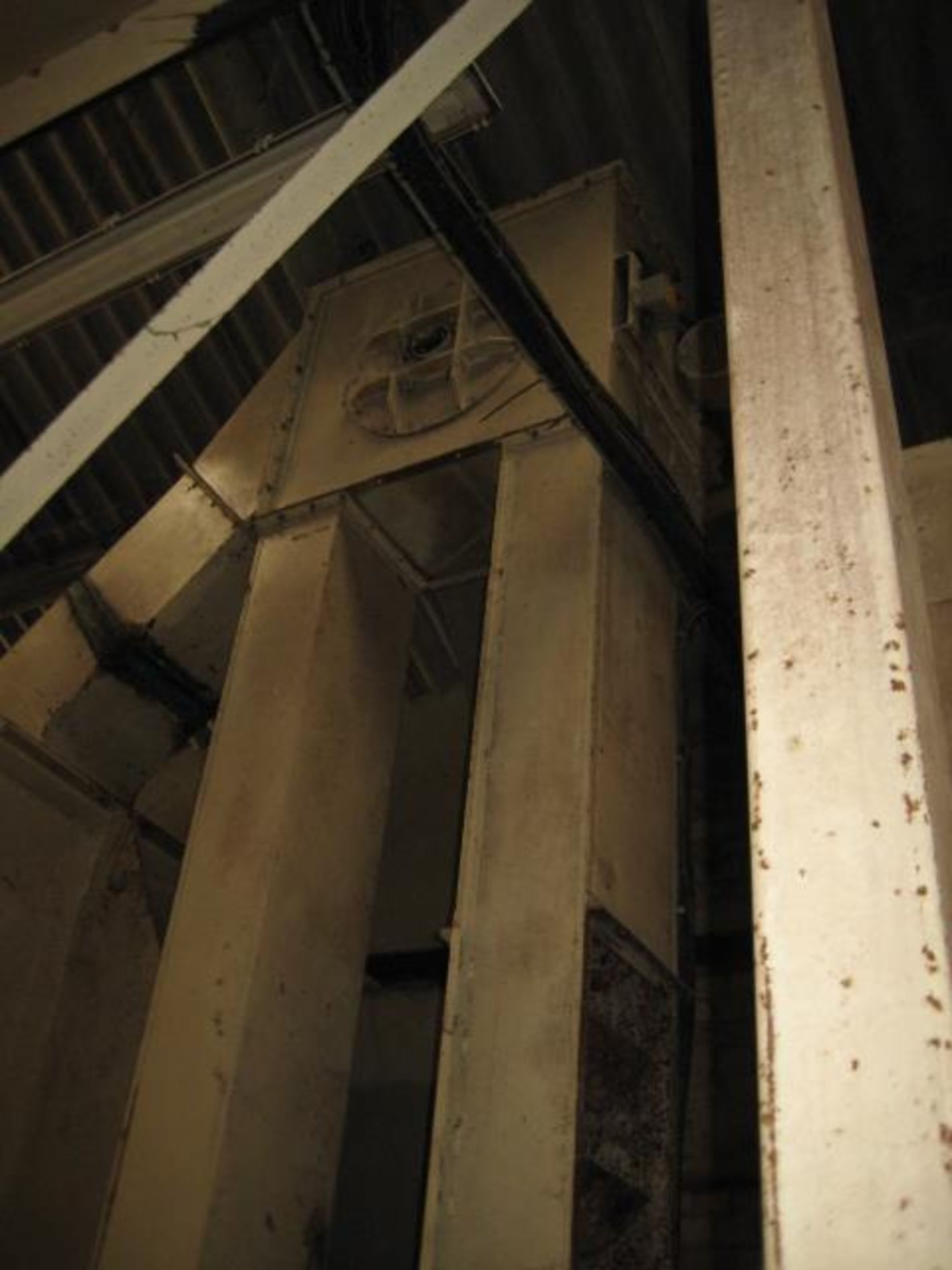Belt & Bucket Elevator - Belt and bucket elevator with paint finish. It is 6.6M high including 1.95M - Bild 4 aus 6
