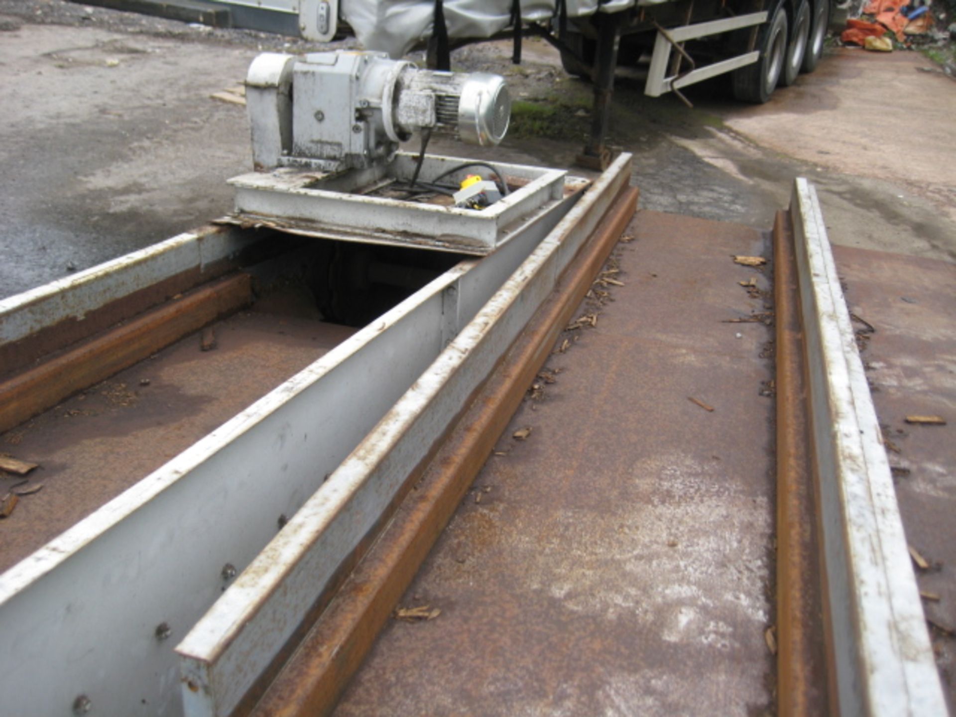 Shrouded Chain - Twin Chain Conveyor, 20 metres long with 100mm deep plastic flight extensions. - Image 2 of 5