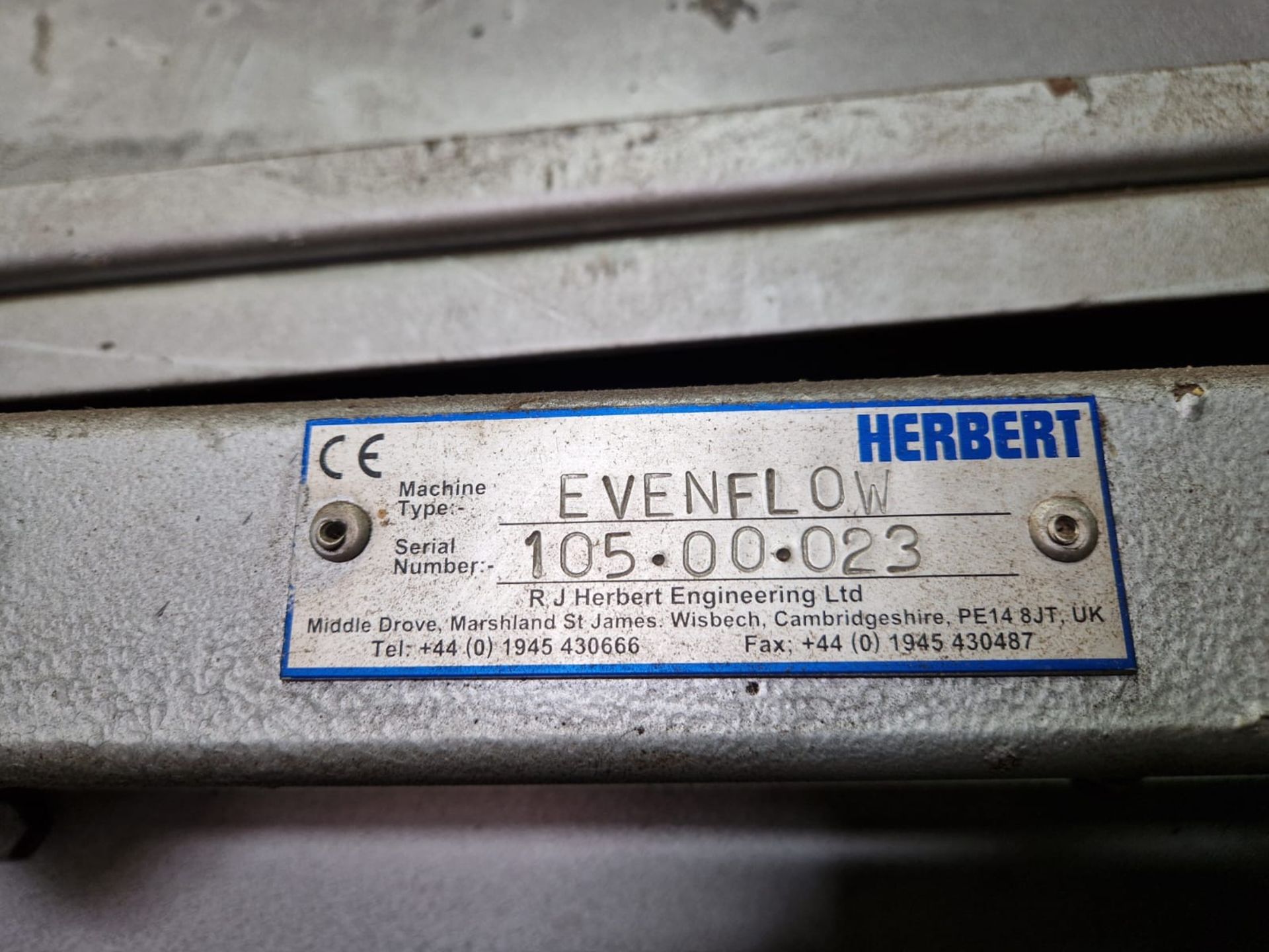 Feeder - Herbert Evenflow belt feeder 1800mm wide x 1600mm deep x 220mm high. It has a control panel - Image 4 of 4
