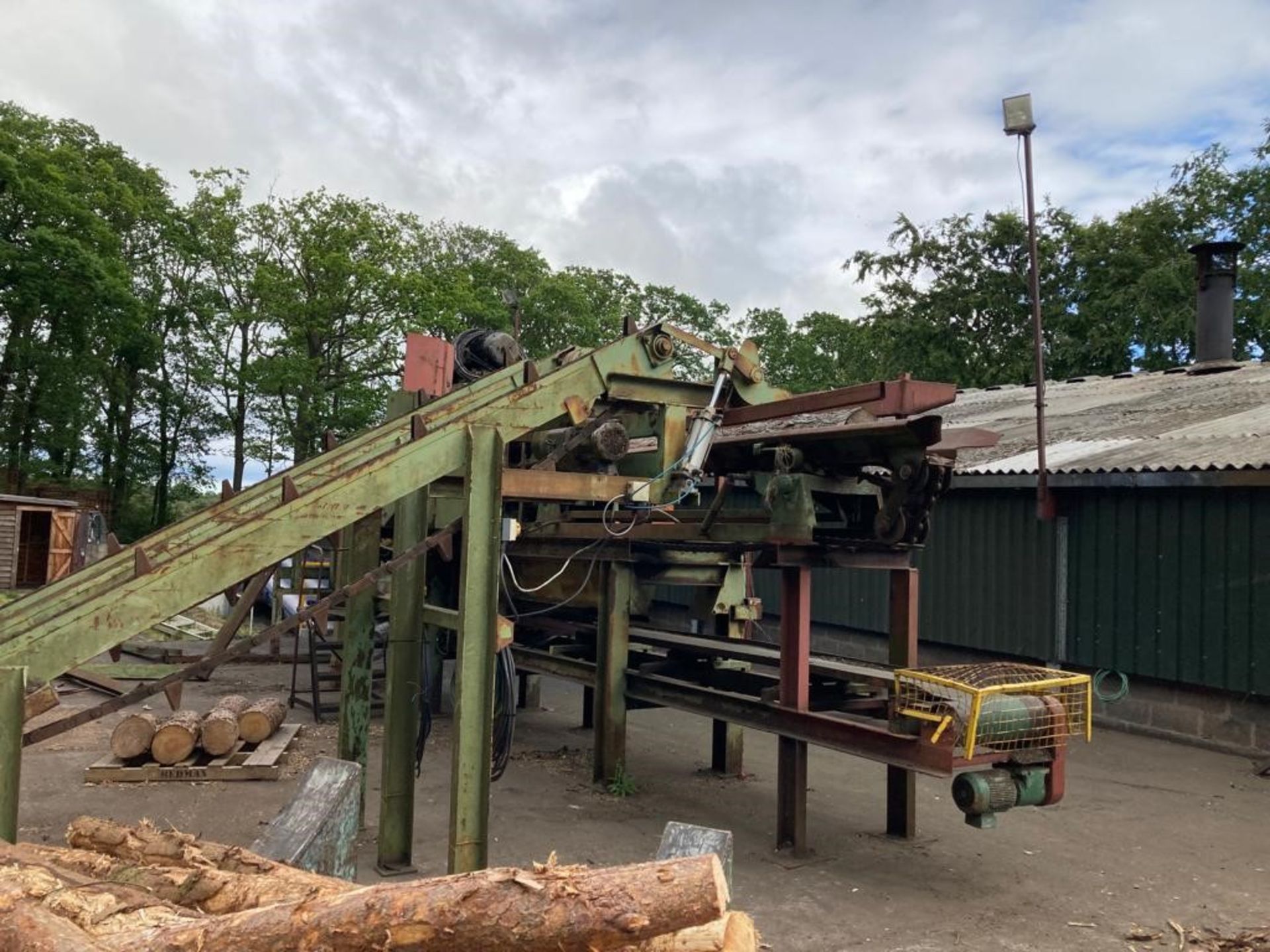 Debarker - Valon Kone model VK-16 Robust debarker built in 1971. Complete with log loading conveyor, - Bild 2 aus 5