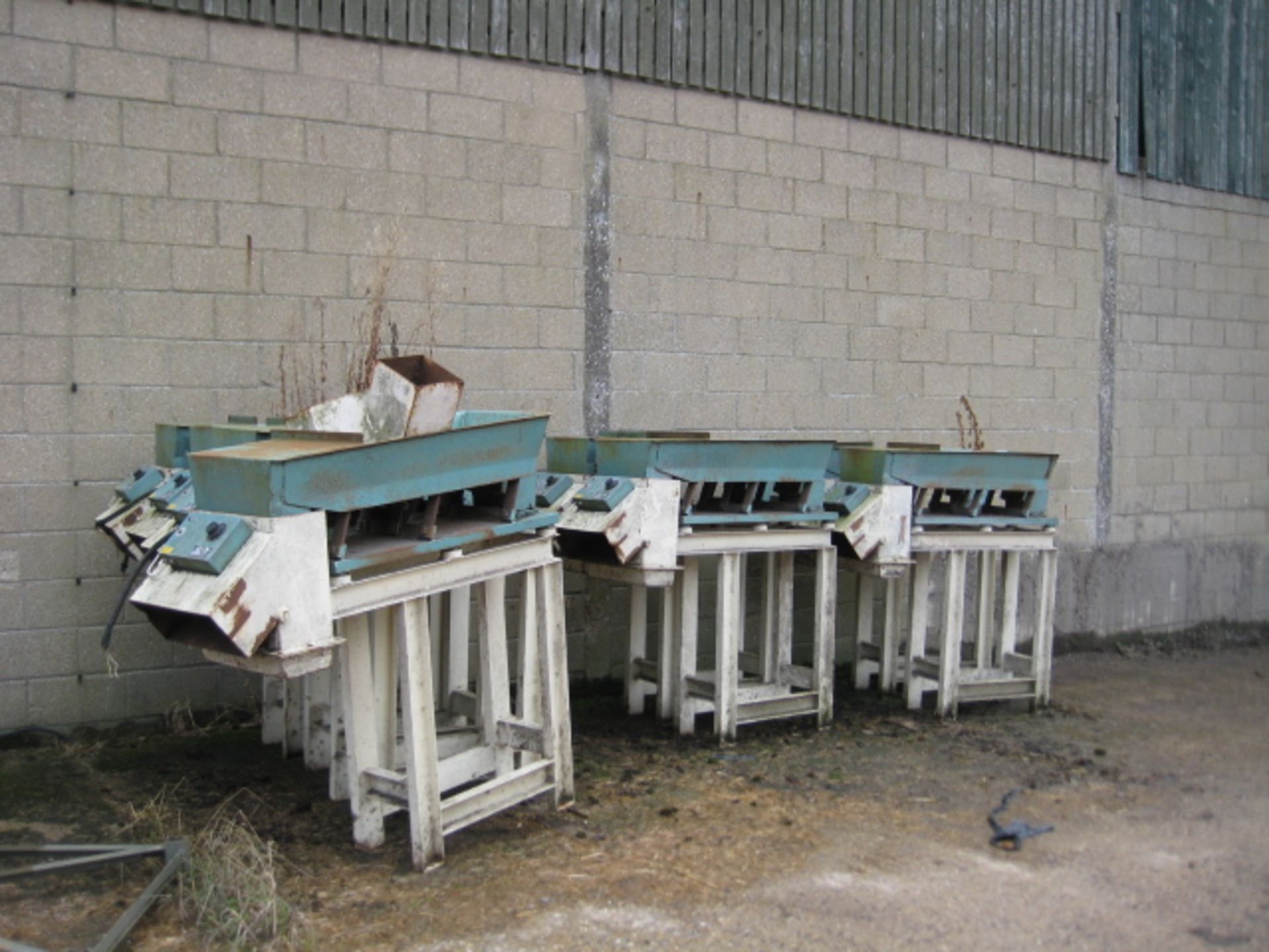 Tray Feeder - Steel hopper 1.8M x 1.8M x 4.0M high overall with supporting legs and board top. The - Bild 4 aus 6