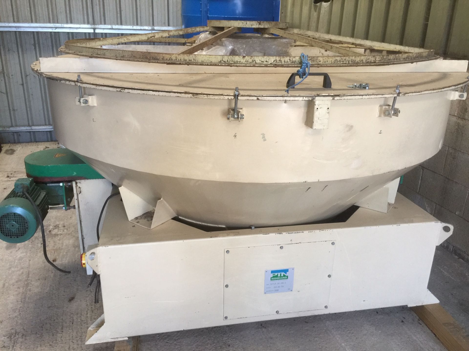 Sieve - PTN rotary sieve model SR 200 E built in 2008. It has a 4kw rotation drive and a 1.5kw - Bild 3 aus 3