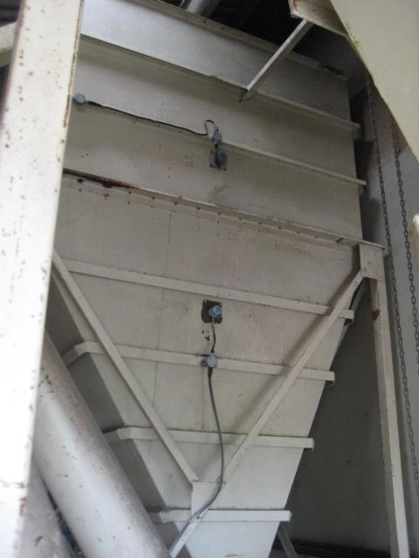 Storage Hopper – Two Hoppers, with tapered screw dischargers on the outlets. The hoppers are 3.2M - Image 6 of 7