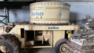 Tub Grinder - Seko tub grinder with a 2.2 metre diameter tub and a 75kw hammer mill. The feed