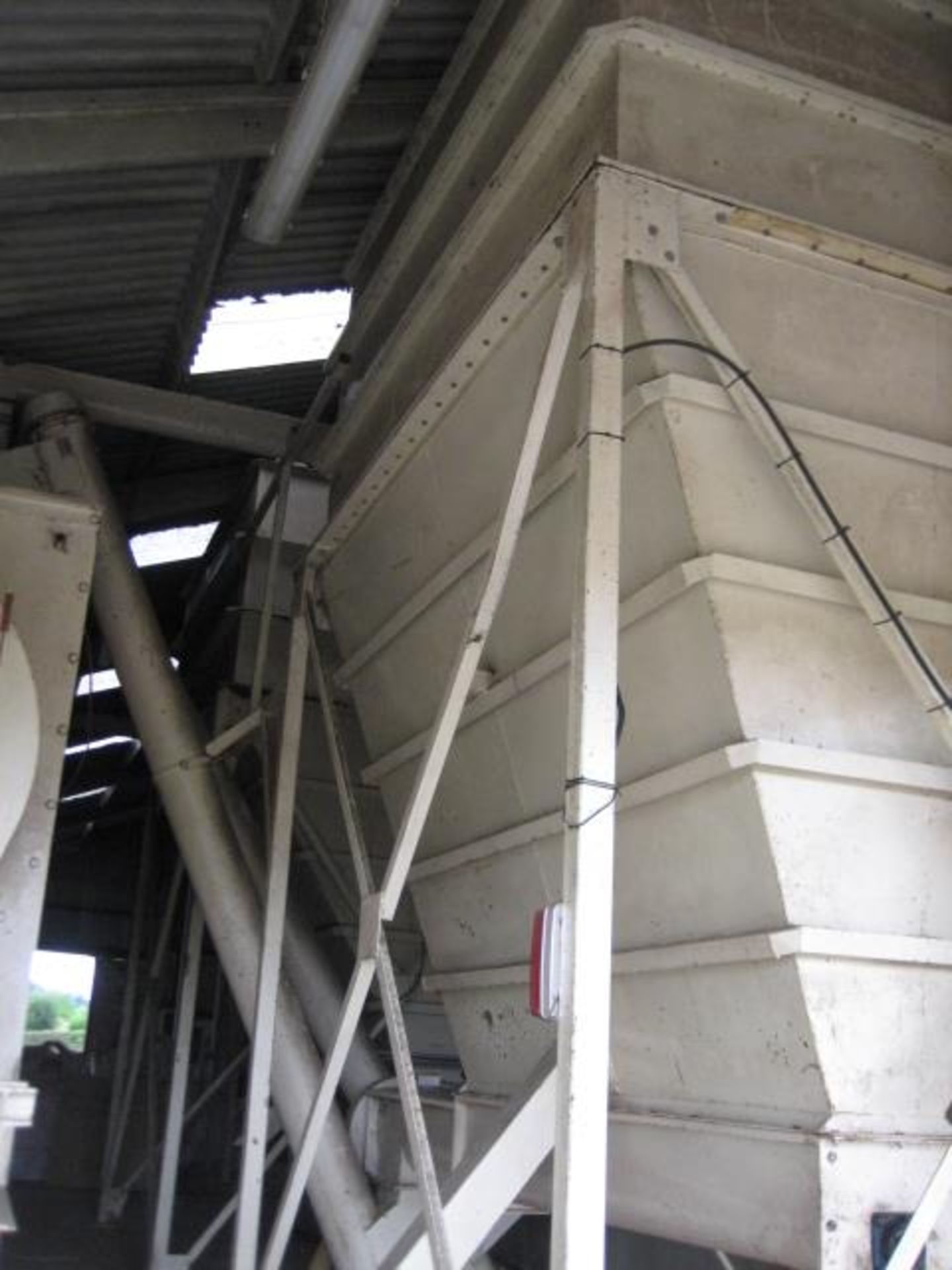 Storage Hopper – Two Hoppers, with tapered screw dischargers on the outlets. The hoppers are 3.2M - Image 7 of 7