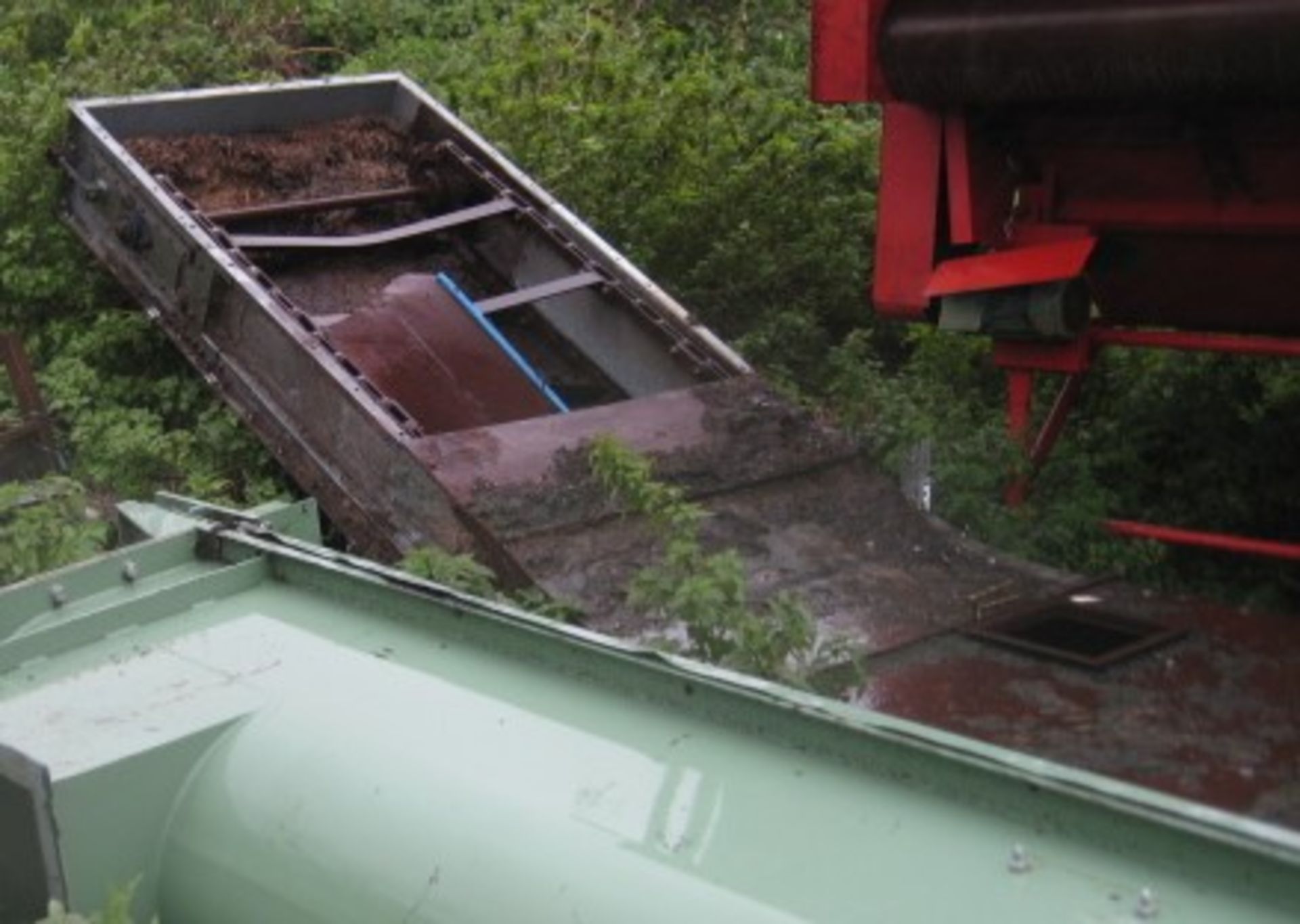 Chain Conveyor -Twin chain conveyor with galvanised case and swan neck bend. About 1 metre working - Image 2 of 3