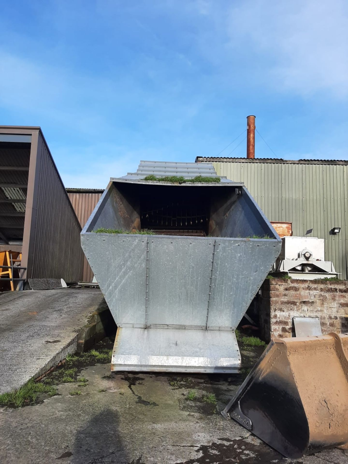 Bunker Feeders - Galvanised inclined twin chain bunker feeder with levelling reel. (UCPE 6292) Price - Image 2 of 3