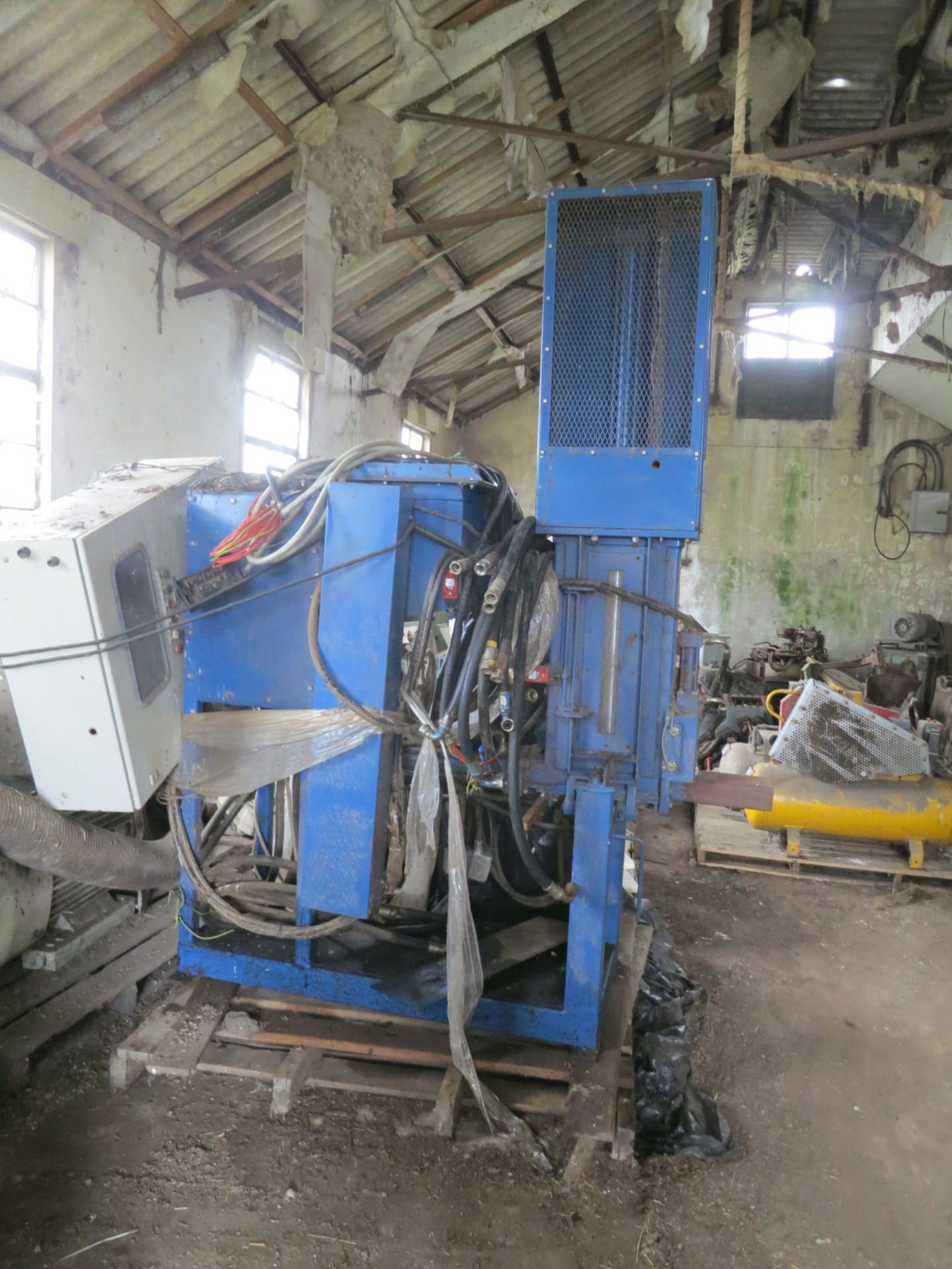 Shavings or Straw Balers - Small Pack Baler (believed to be by Bale-Pak), it is a three ram machine, - Image 4 of 4