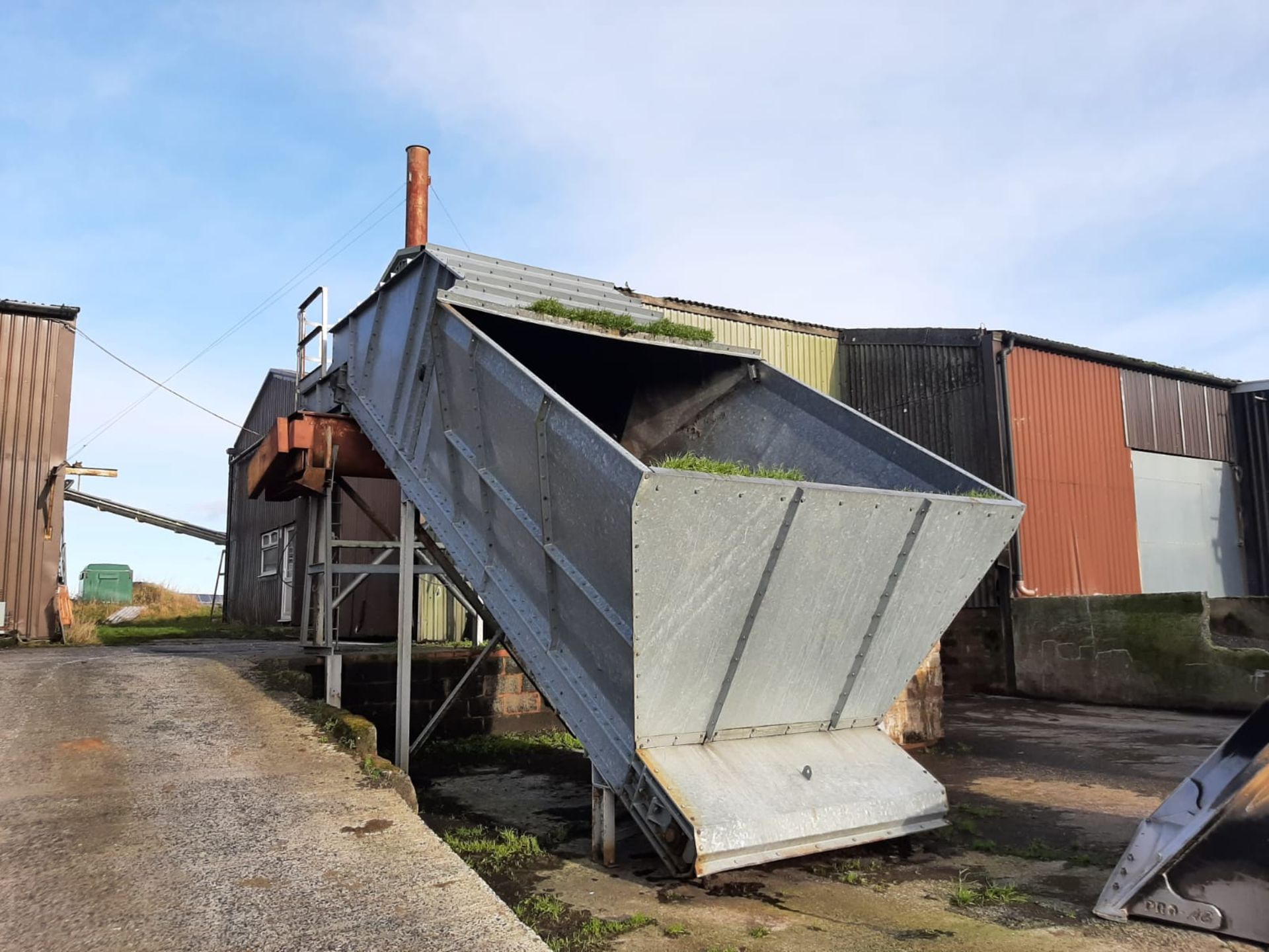 Bunker Feeders - Galvanised inclined twin chain bunker feeder with levelling reel. (UCPE 6292) Price