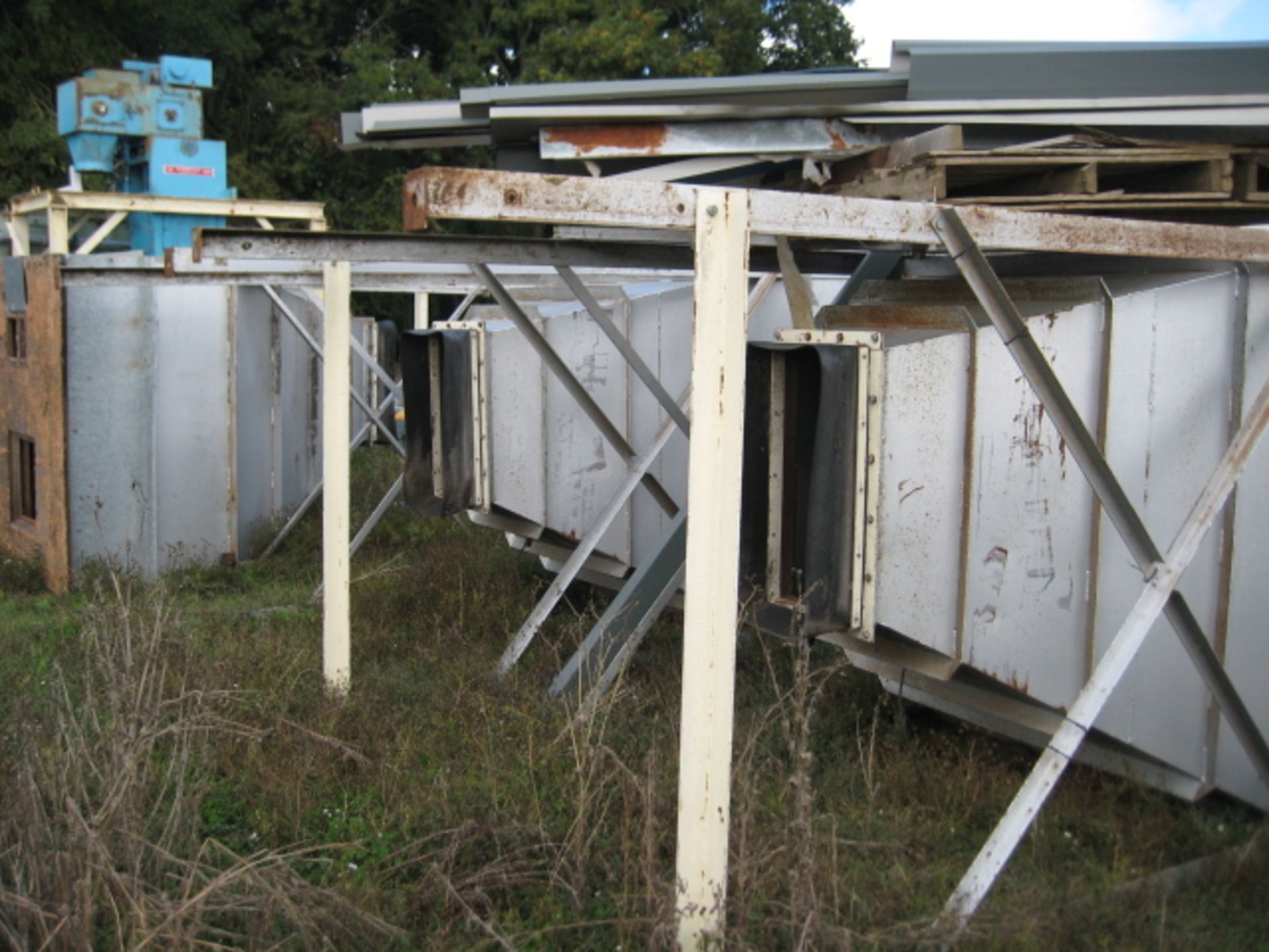 Tray Feeder - Steel hopper 1.8M x 1.8M x 4.0M high overall with supporting legs and board top. The - Image 2 of 6