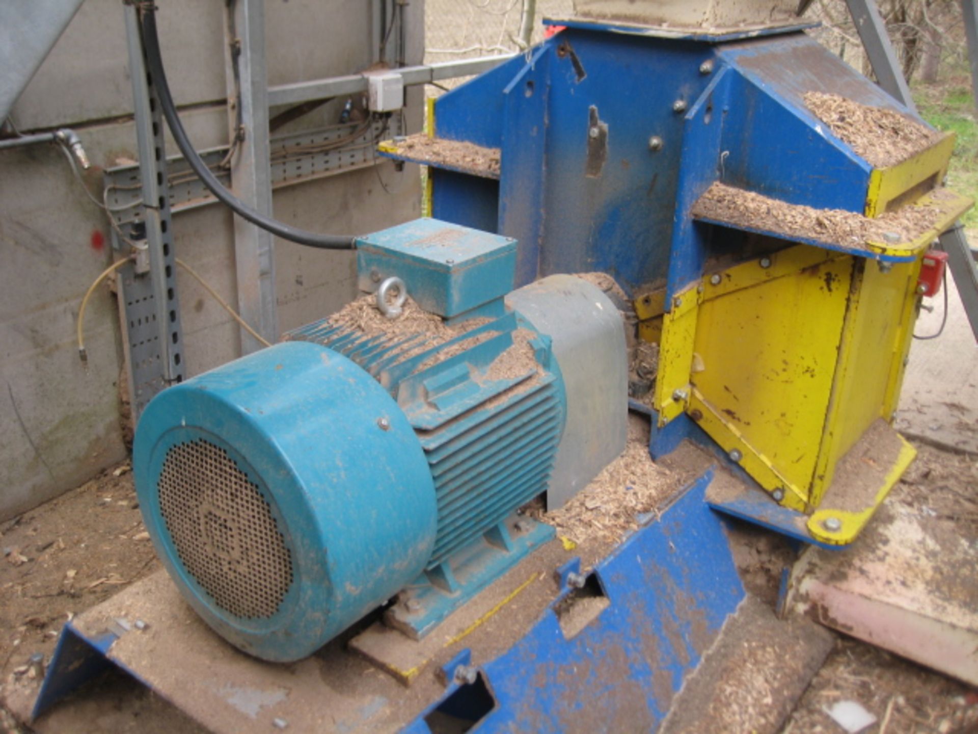 Hammer Mill - Hammer mill about 500mm wide x 900mm dia with 45kw drive and twin screw feeder. - Image 3 of 4