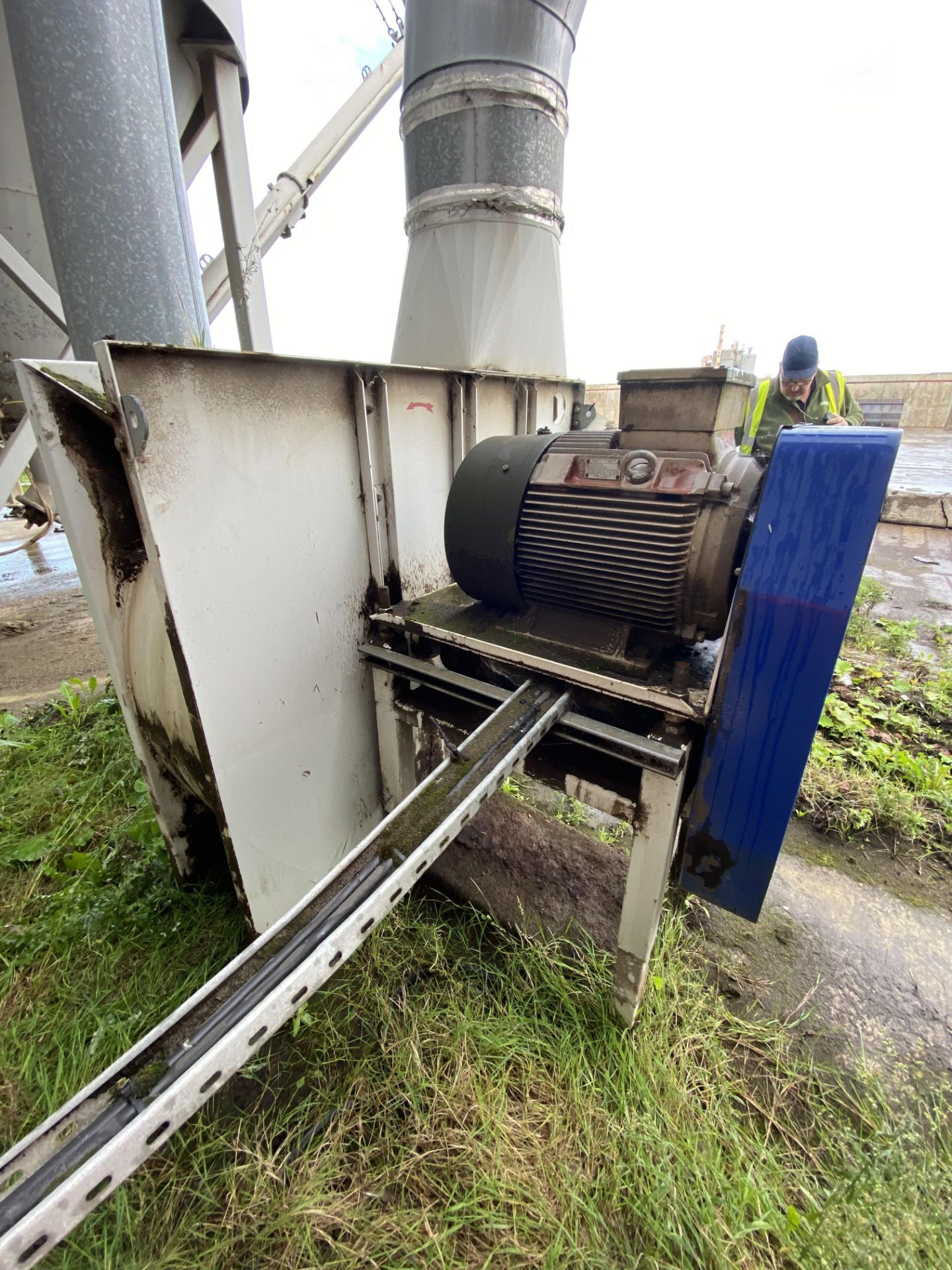 Steel Cased Centrifugal Fan, approx. 450mm dia. intake, approx. 350mm x 600mm delivery, with 37kW - Image 3 of 3