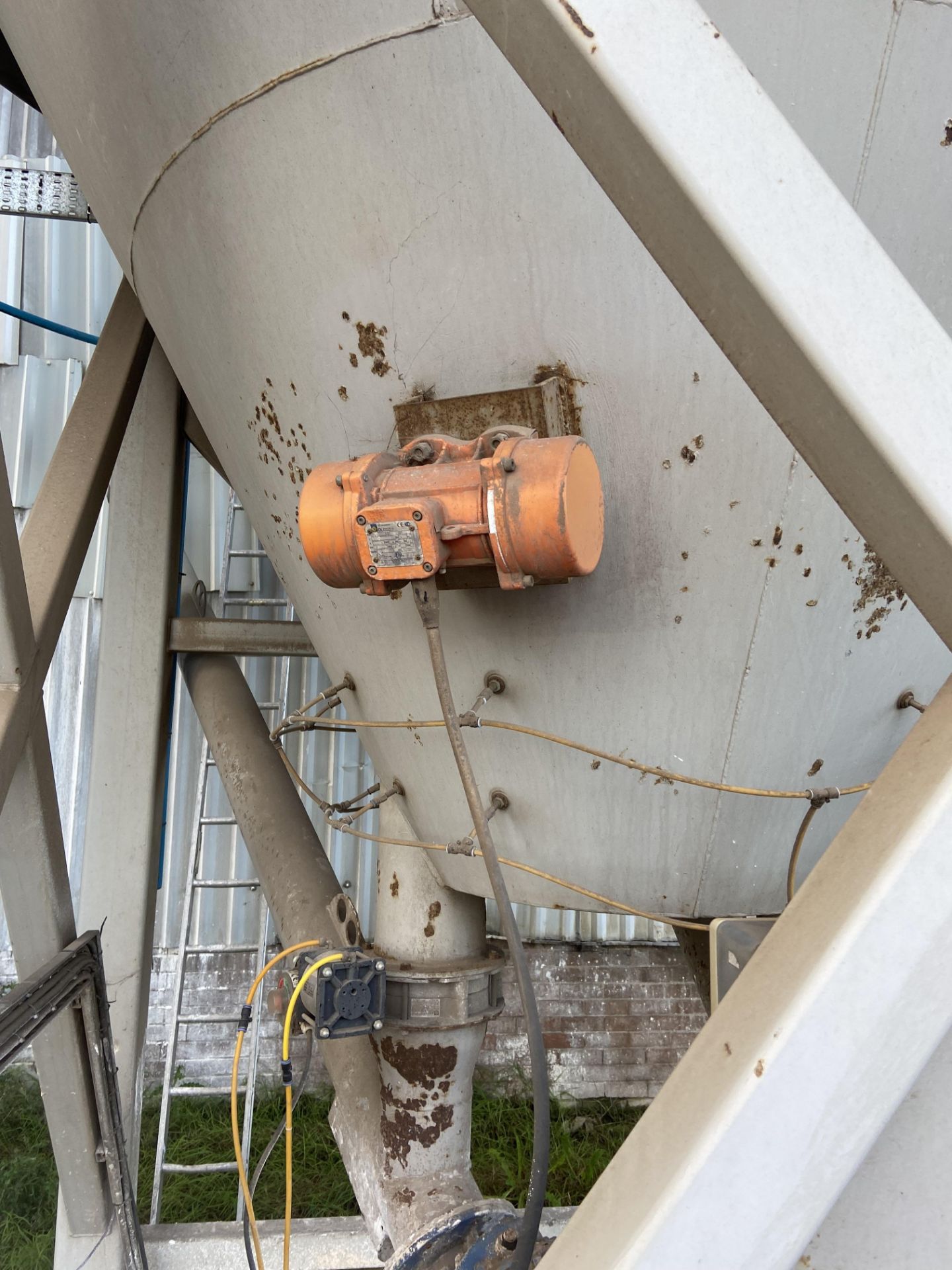 Lime Storage Bin, with blowline intake, two discharge augers, venting unit to top, hooped steel - Image 6 of 10