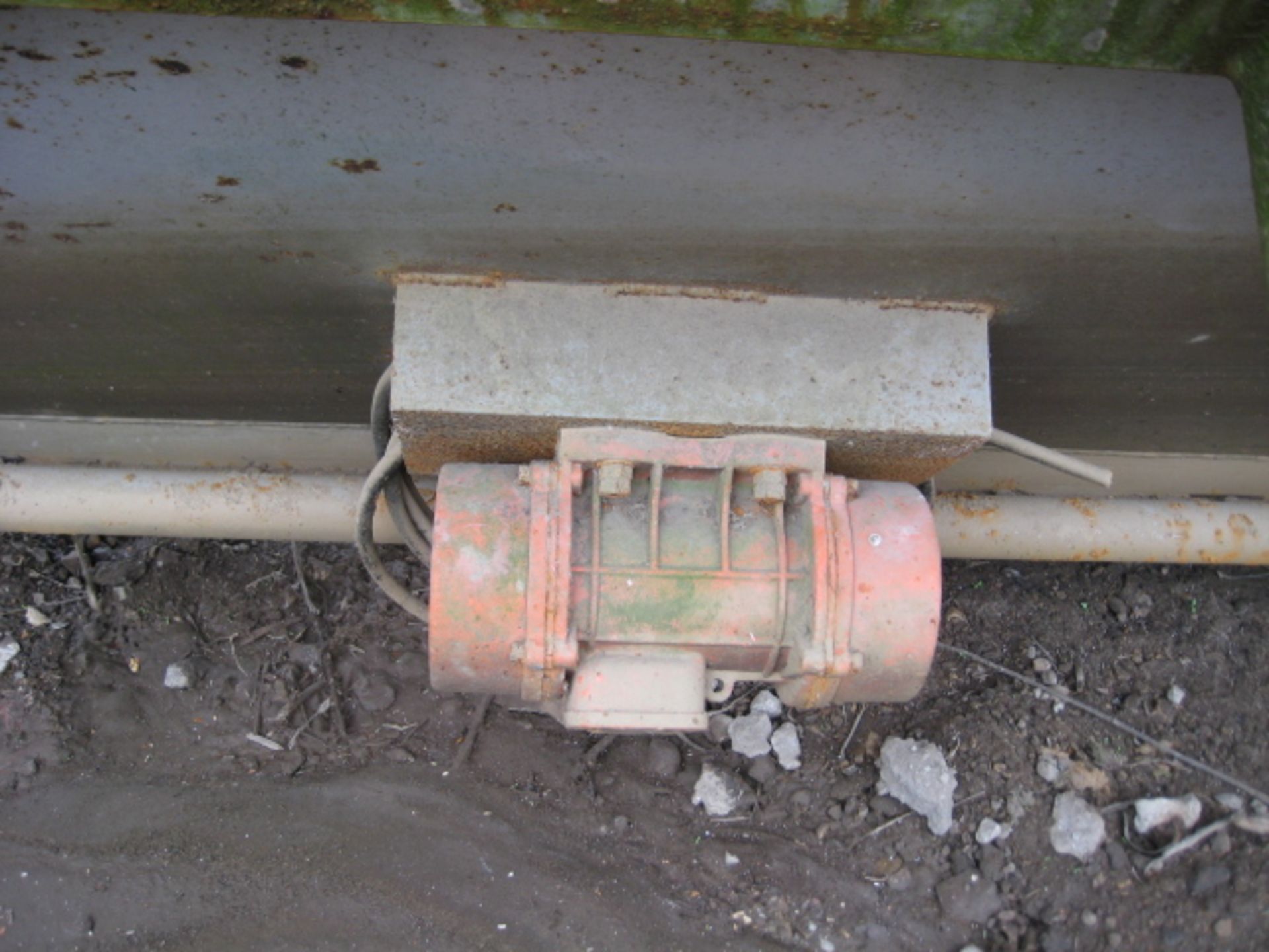 Open Topped Hopper, in mild steel, with inclined outlet and screw discharger. The hopper is - Image 10 of 10