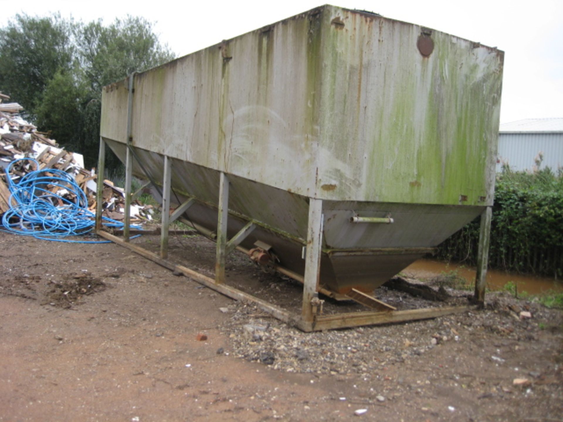 Open Topped Hopper, in mild steel, with inclined outlet and screw discharger. The hopper is - Image 9 of 10