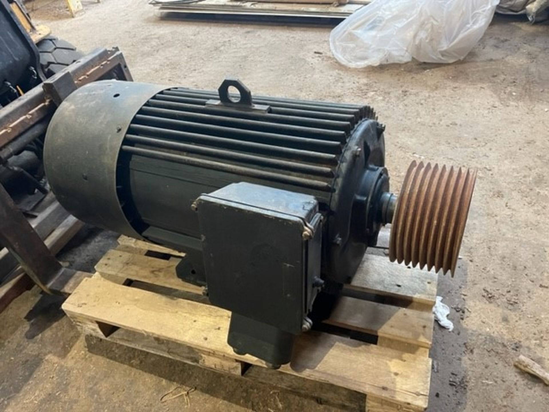 Foot Mounted TEFC Motor, 110kW 1475rpm. Lot located in Lincoln, Lincolnshire Please read the - Bild 2 aus 2