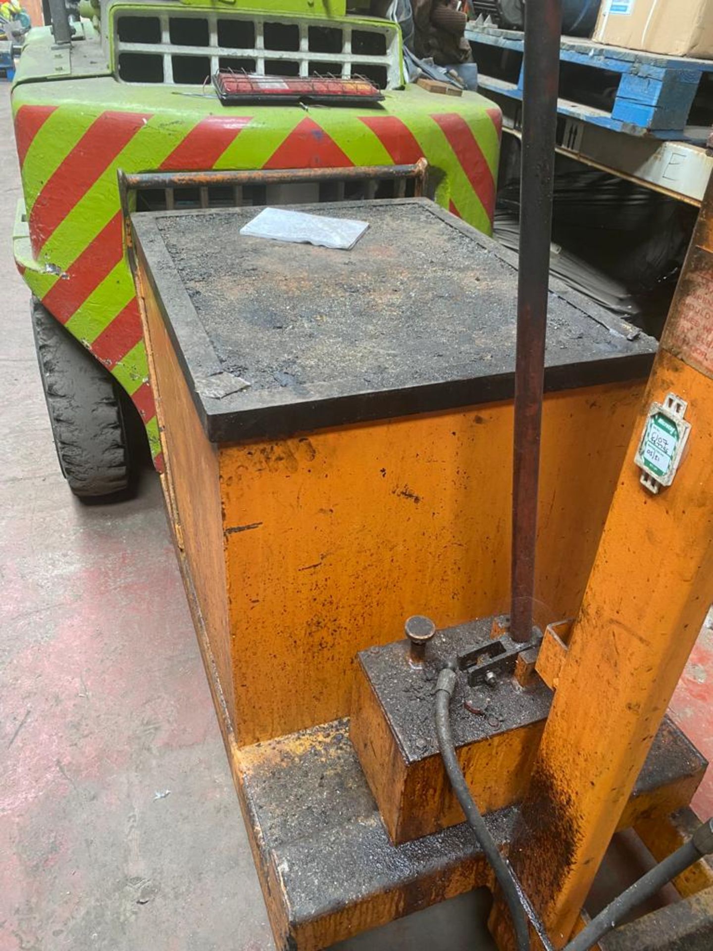 Hydraulic Lifting Platform, 508kg max swl. Lot located in Bradford, West Yorkshire. Loading free