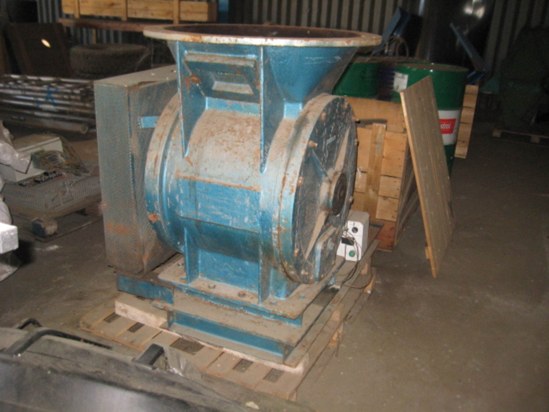 Cast Steel Rotary Valve, with geared drive, approx. 600mm rotor dia. x 500mm wide. Lot located at