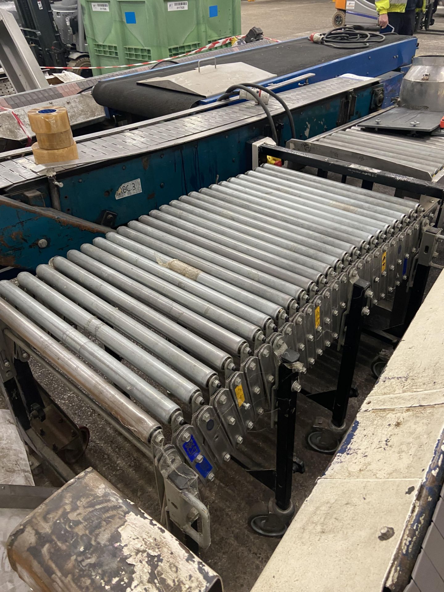Bestflex Mobile Extending Roller Conveyor, approx. 600mm wide on rolls, Lot located Bretherton, - Bild 3 aus 4
