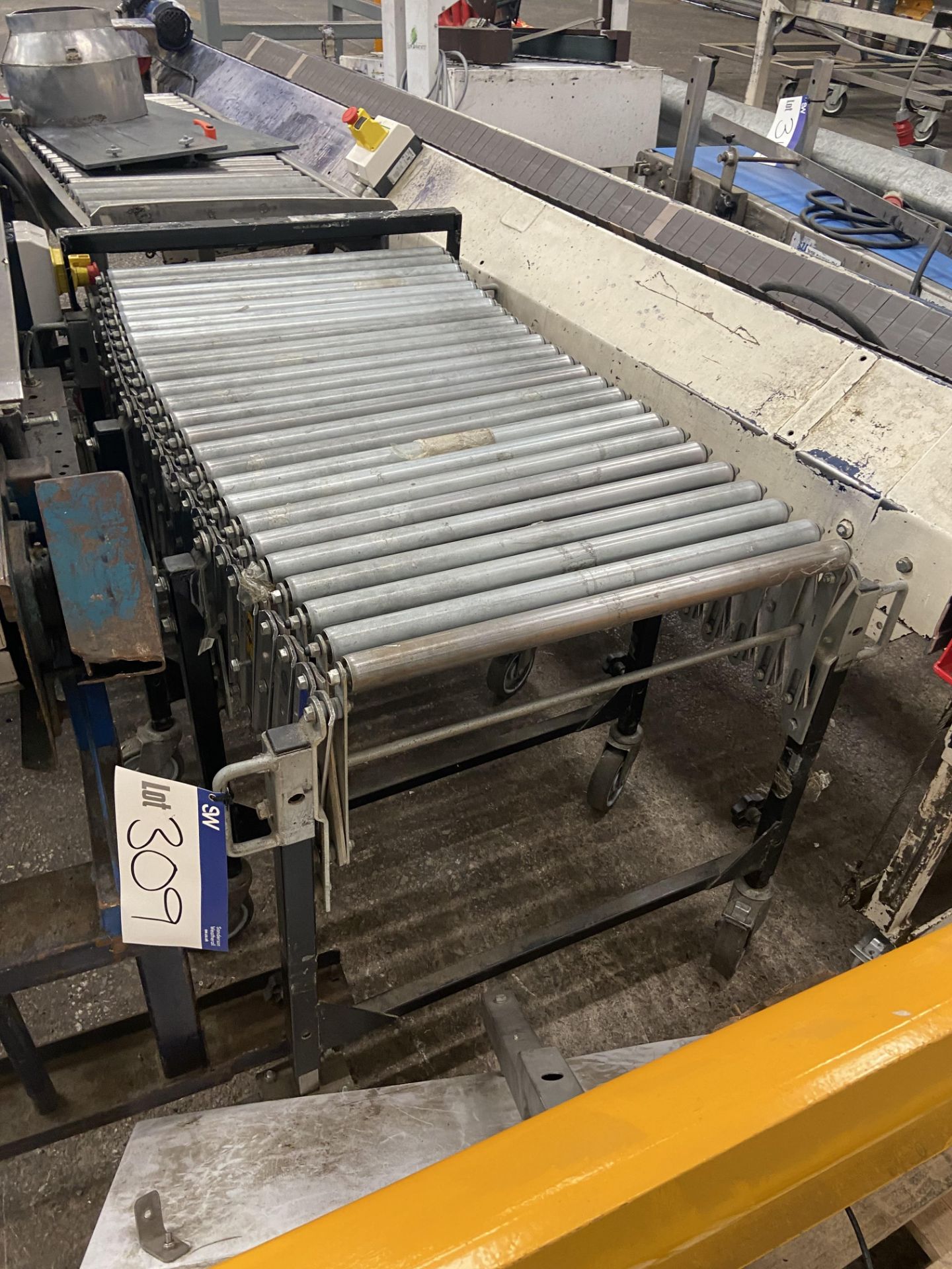 Bestflex Mobile Extending Roller Conveyor, approx. 600mm wide on rolls, Lot located Bretherton, - Bild 4 aus 4