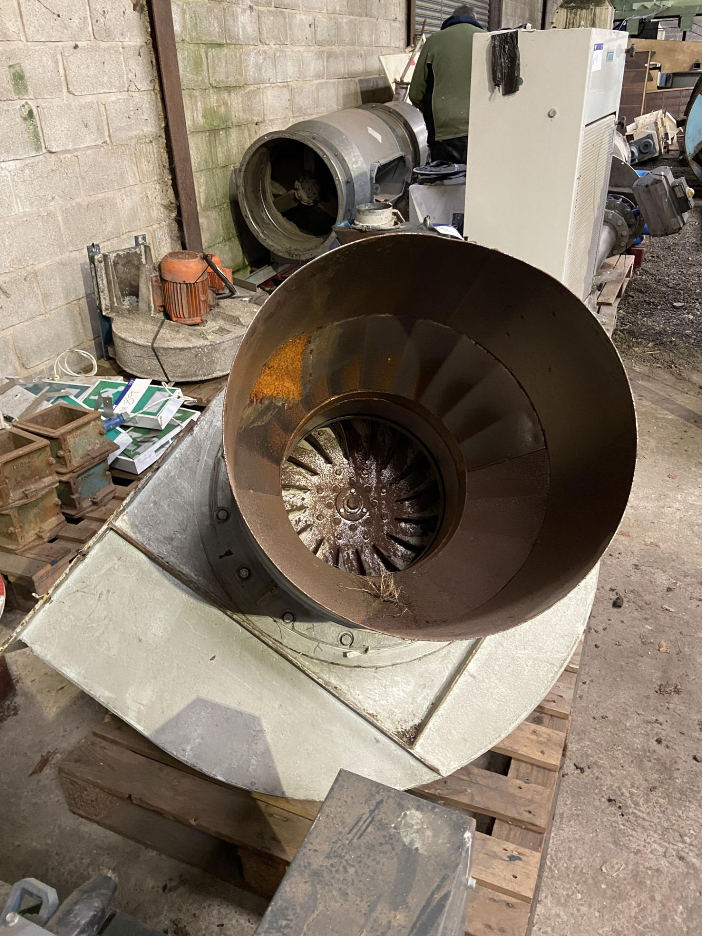 Steel Cased Centrifugal Fan, approx. 500mm dia. intake, 250mm x 460mm delivery, with electric motor; - Bild 3 aus 4