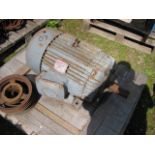 English Electric TEFC Foot Mounted Motor, 25HP 970rpm. Lot located at Navenby, Lincolnshire Please