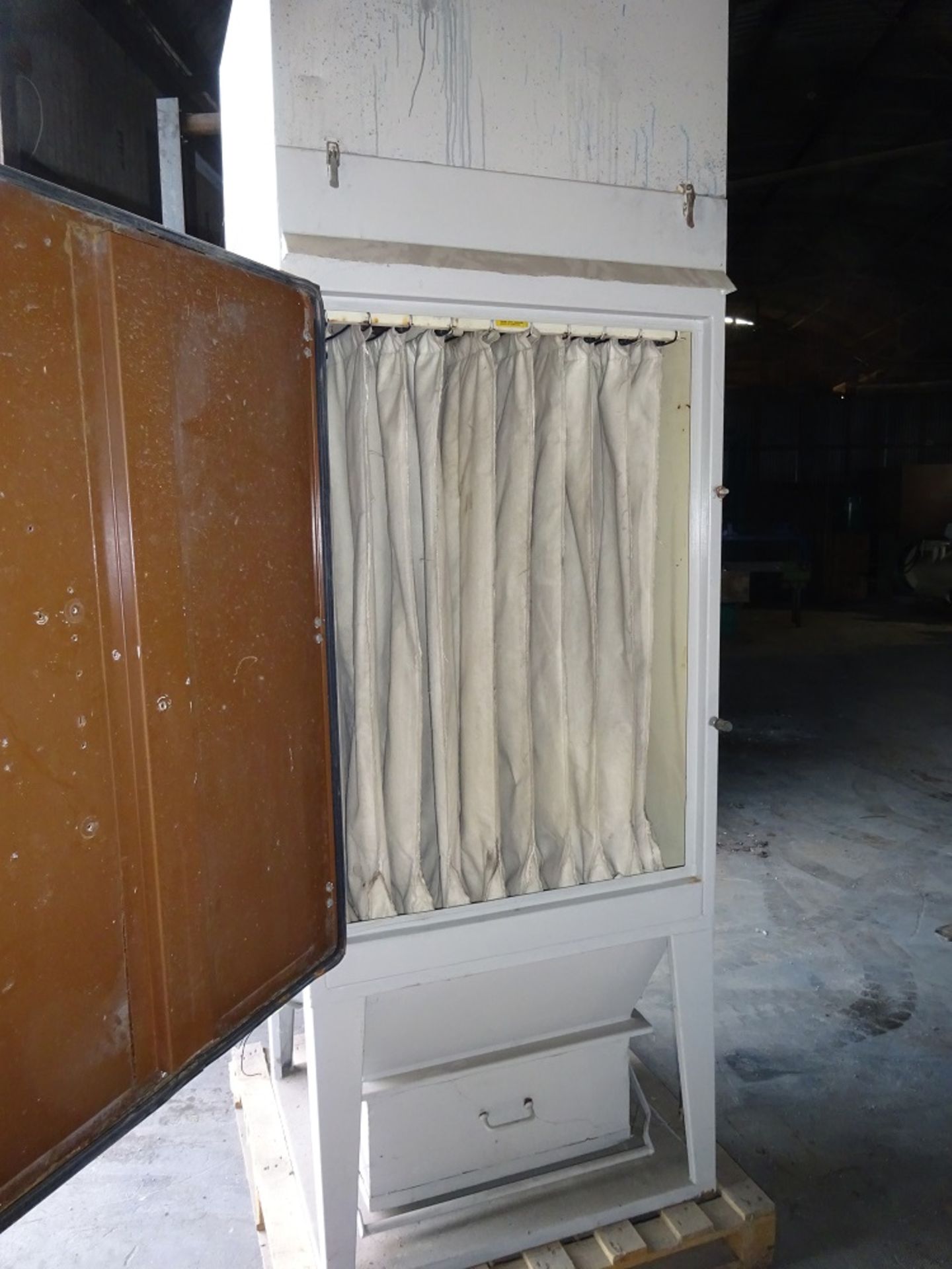 Airmaster dust collector believed to be an M10 with acoustic hood. Lot located Gloucester. Free - Image 3 of 5