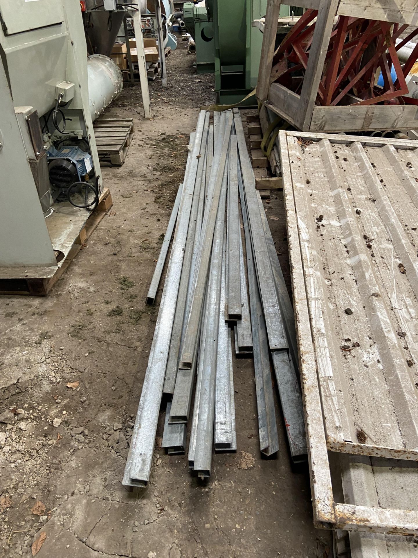 STEEL SHUTTERING PANELS, on two pallets, each approx. 1.1m wide x 2.5m high, with tubular posts - Bild 2 aus 5