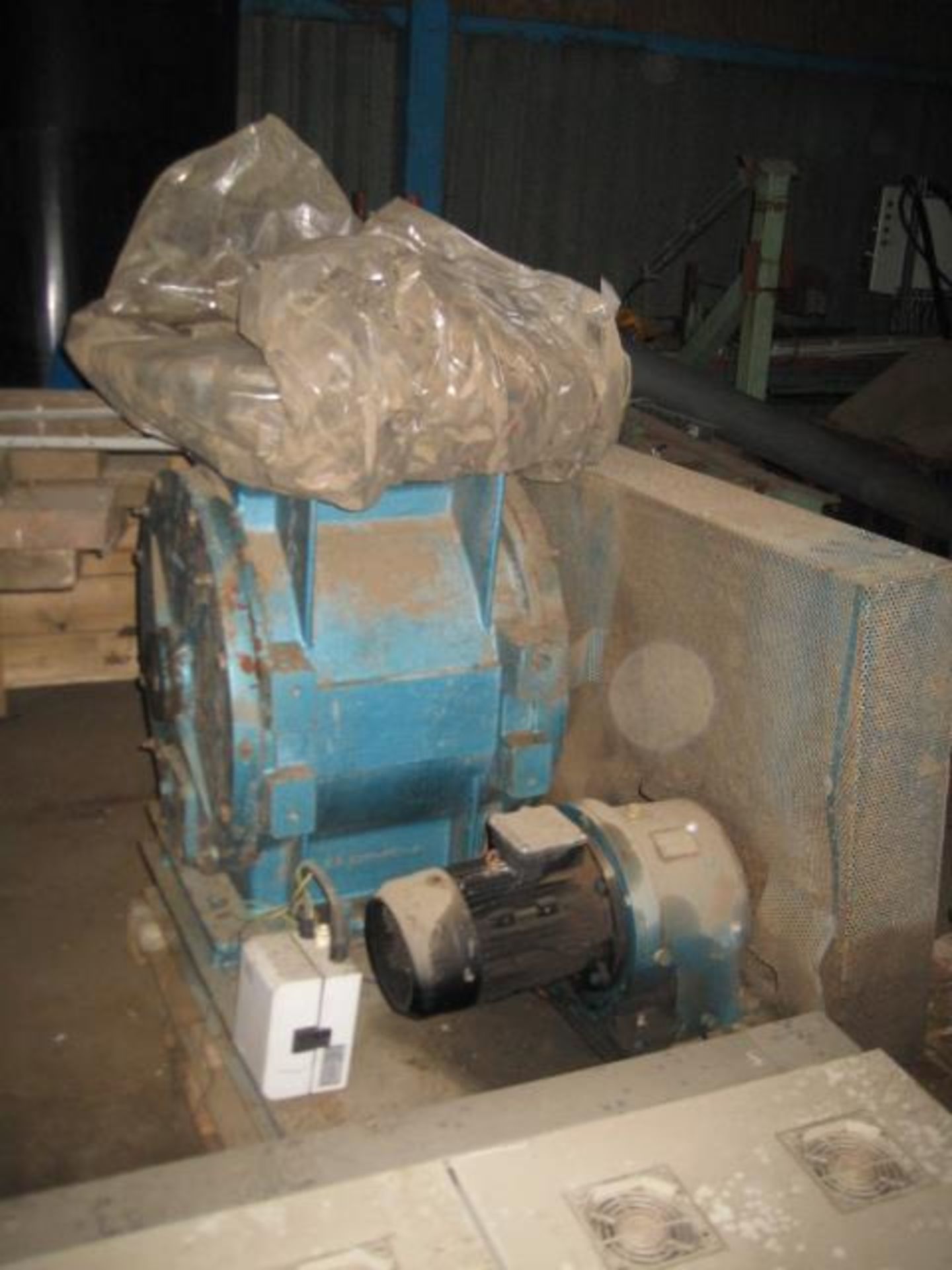 Cast Steel Rotary Valve, with geared drive, approx. 600mm rotor dia. x 500mm wide. Lot located at - Bild 3 aus 5
