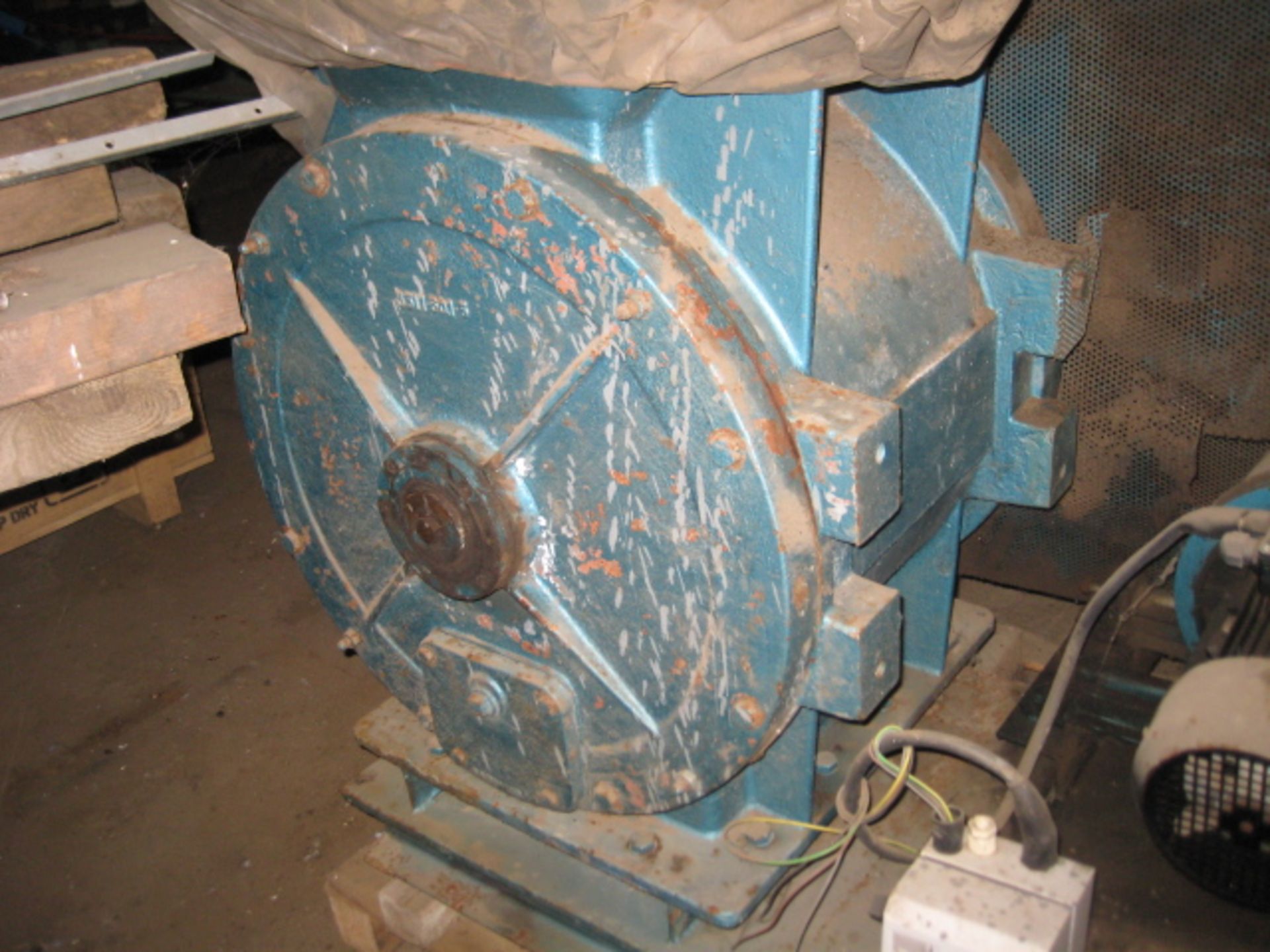 Cast Steel Rotary Valve, with geared drive, approx. 600mm rotor dia. x 500mm wide. Lot located at - Bild 4 aus 5