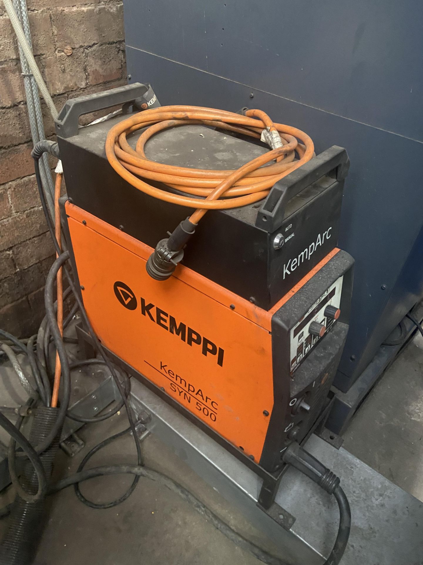 Cyberweld WELDING CELL, comprising Fanuc RJ3iB/arcmate robot, Kemppi KempArc SYN500 power source, - Image 9 of 11