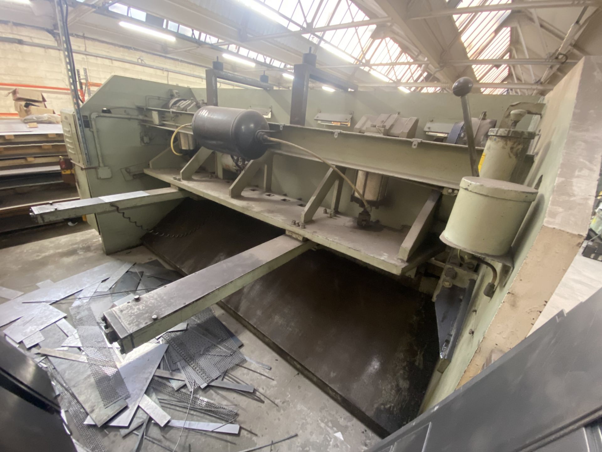 Rhodes approx. 2.5m wide OVER CRANK GUILLOTINE, serial no. 15652. This lot requires risk - Image 5 of 5