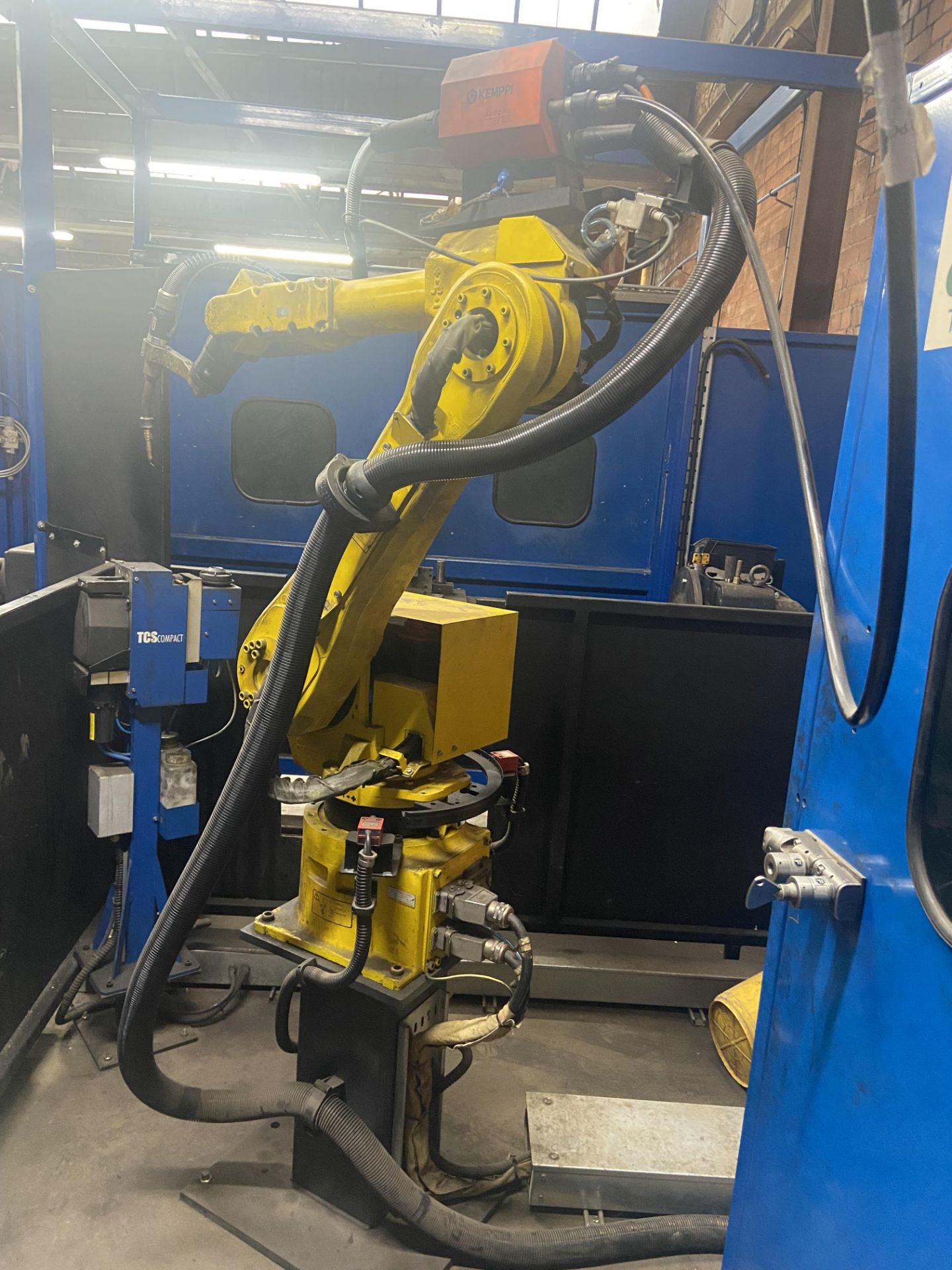 Cyberweld WELDING CELL, comprising Fanuc RJ3iB/arcmate robot, Kemppi KempArc SYN500 power source, - Image 3 of 11