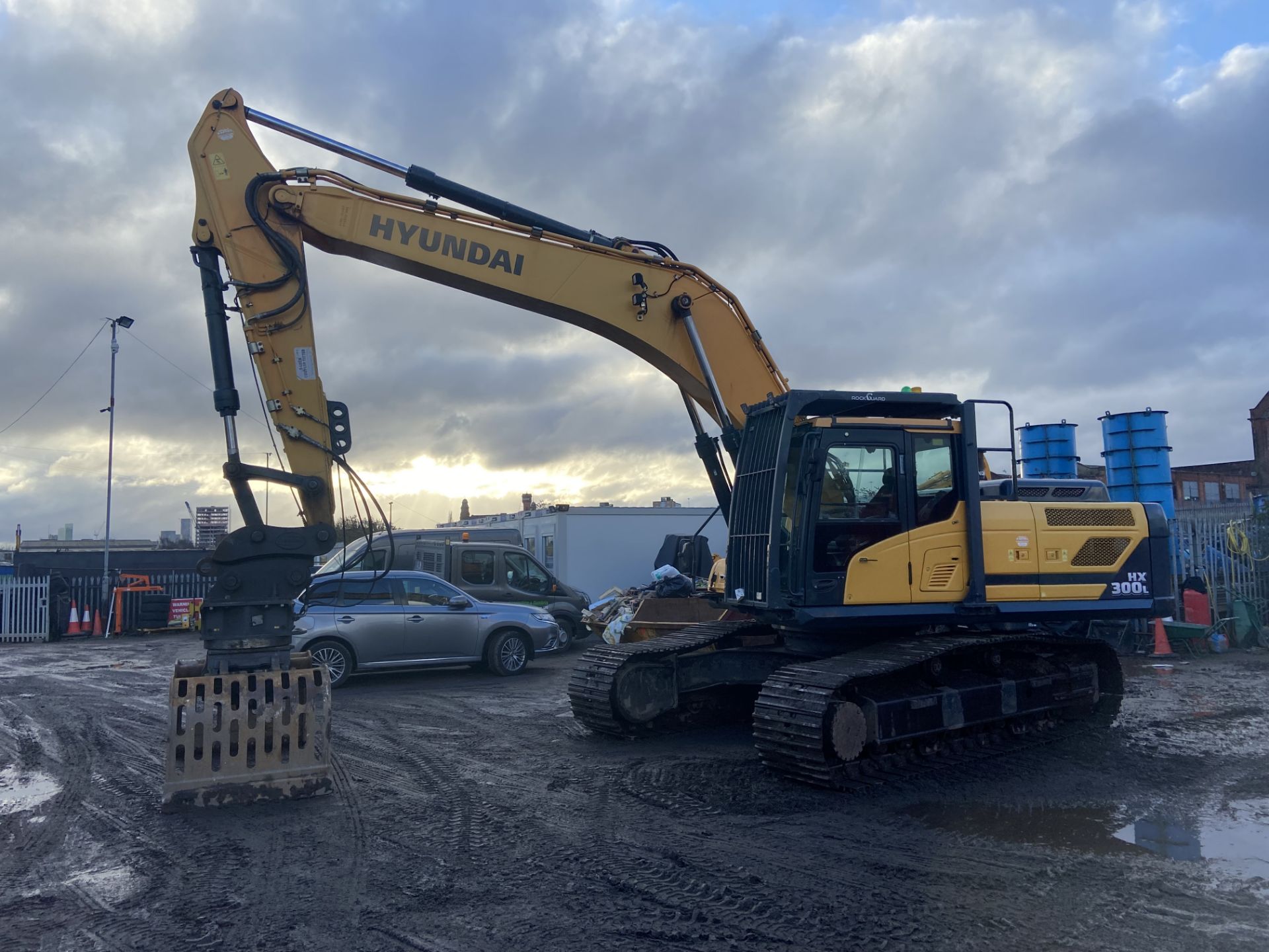 Hyundai HX300L EXCAVATOR, pin. HHKHK801KJ0001098, 174kW, year of manufacture 2018, operating mass