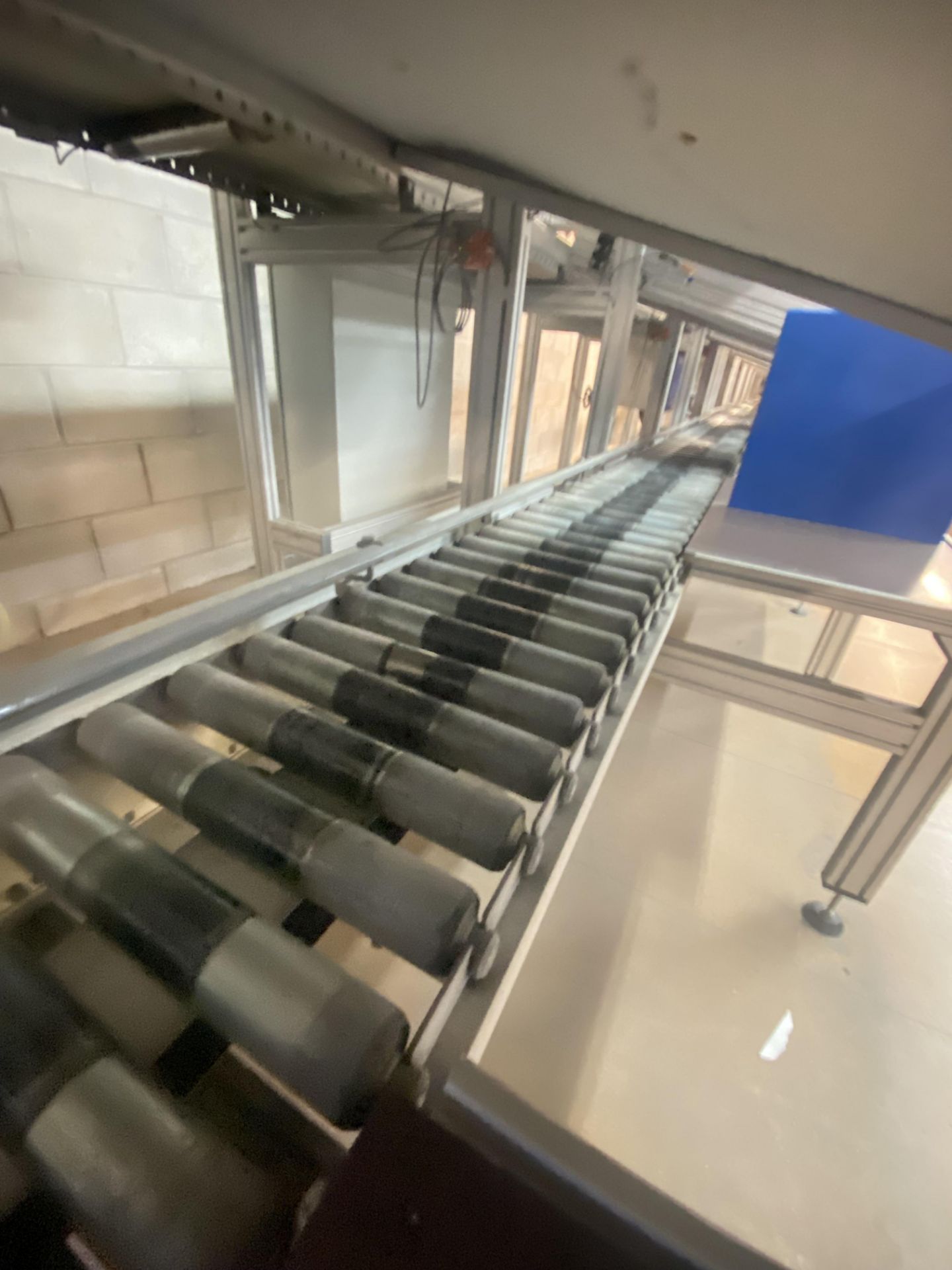 50 STATION ALUMINIUM FRAMED BOX SYSTEM, comprising 53m of belt conveyor, 48m of roller conveyor, six - Image 23 of 24