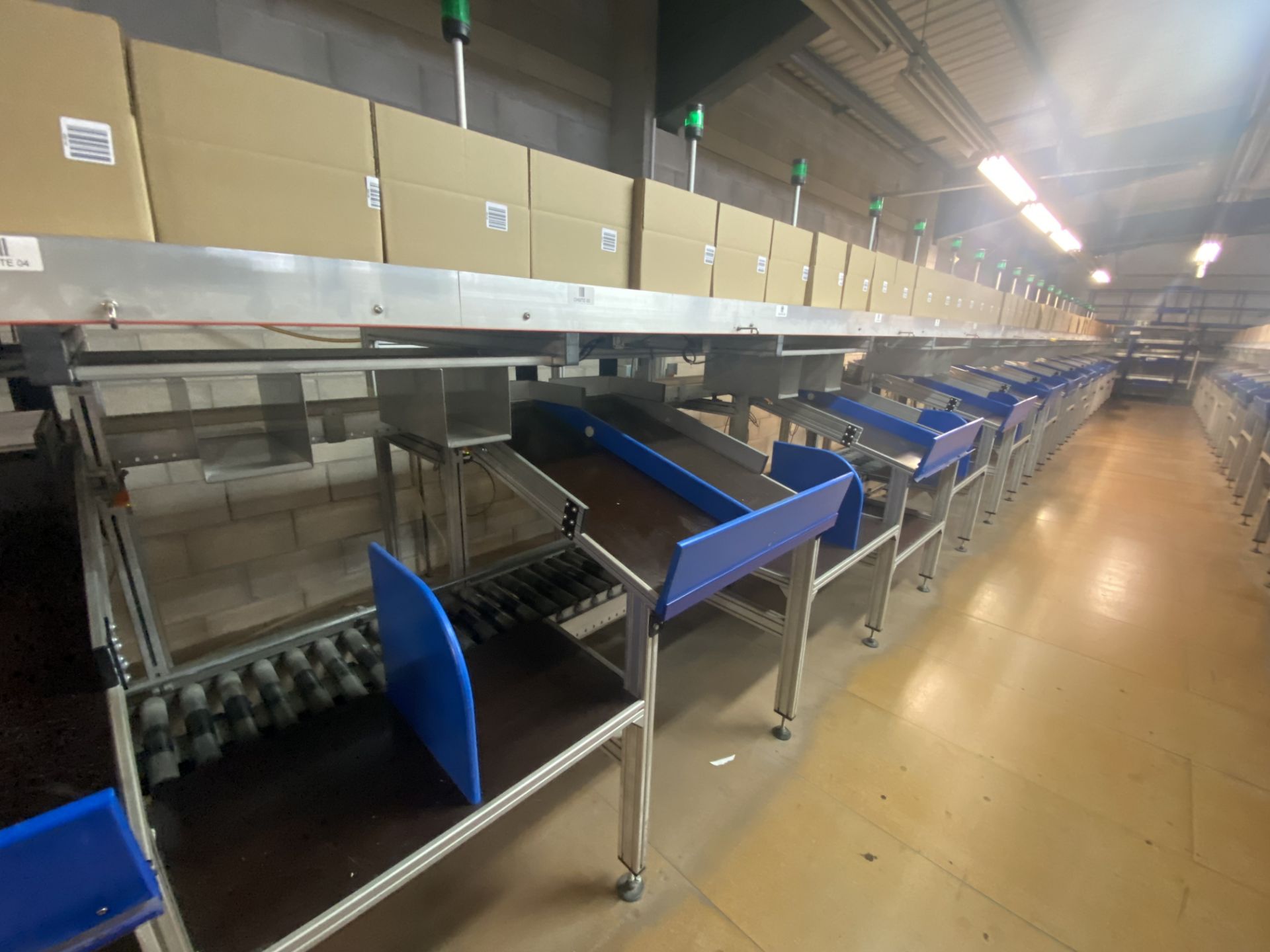 50 STATION ALUMINIUM FRAMED BOX SYSTEM, comprising 53m of belt conveyor, 48m of roller conveyor, six - Image 24 of 24