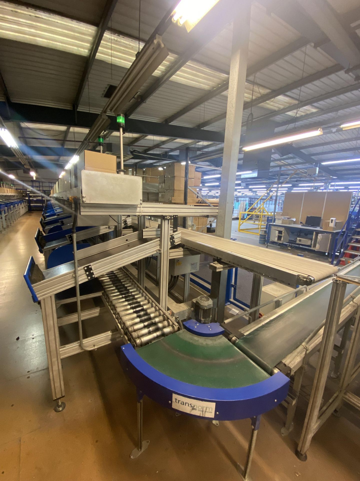 50 STATION ALUMINIUM FRAMED BOX SYSTEM, comprising 53m of belt conveyor, 48m of roller conveyor, six - Image 18 of 24