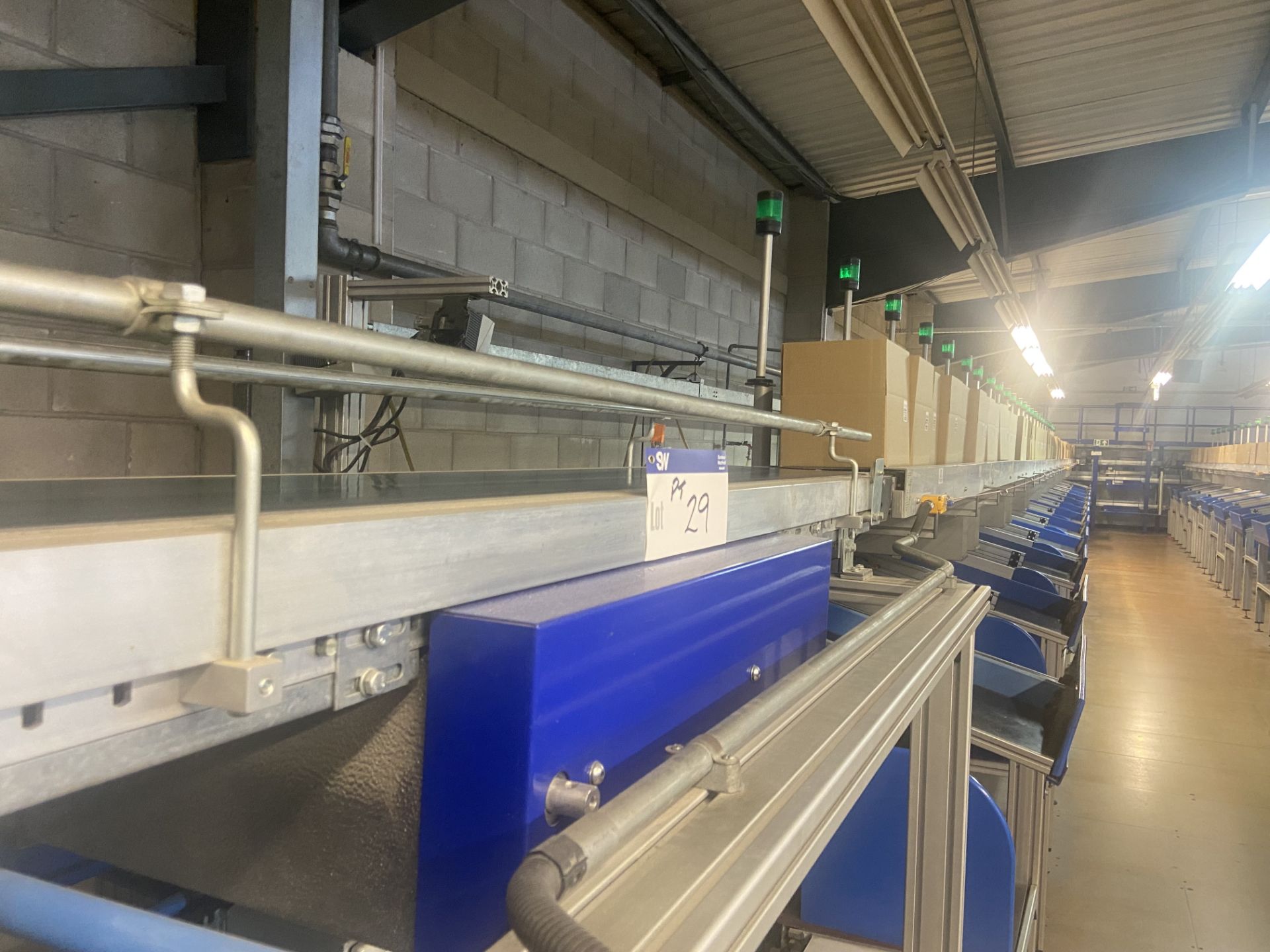 50 STATION ALUMINIUM FRAMED BOX SYSTEM, comprising 53m of belt conveyor, 48m of roller conveyor, six - Image 9 of 24